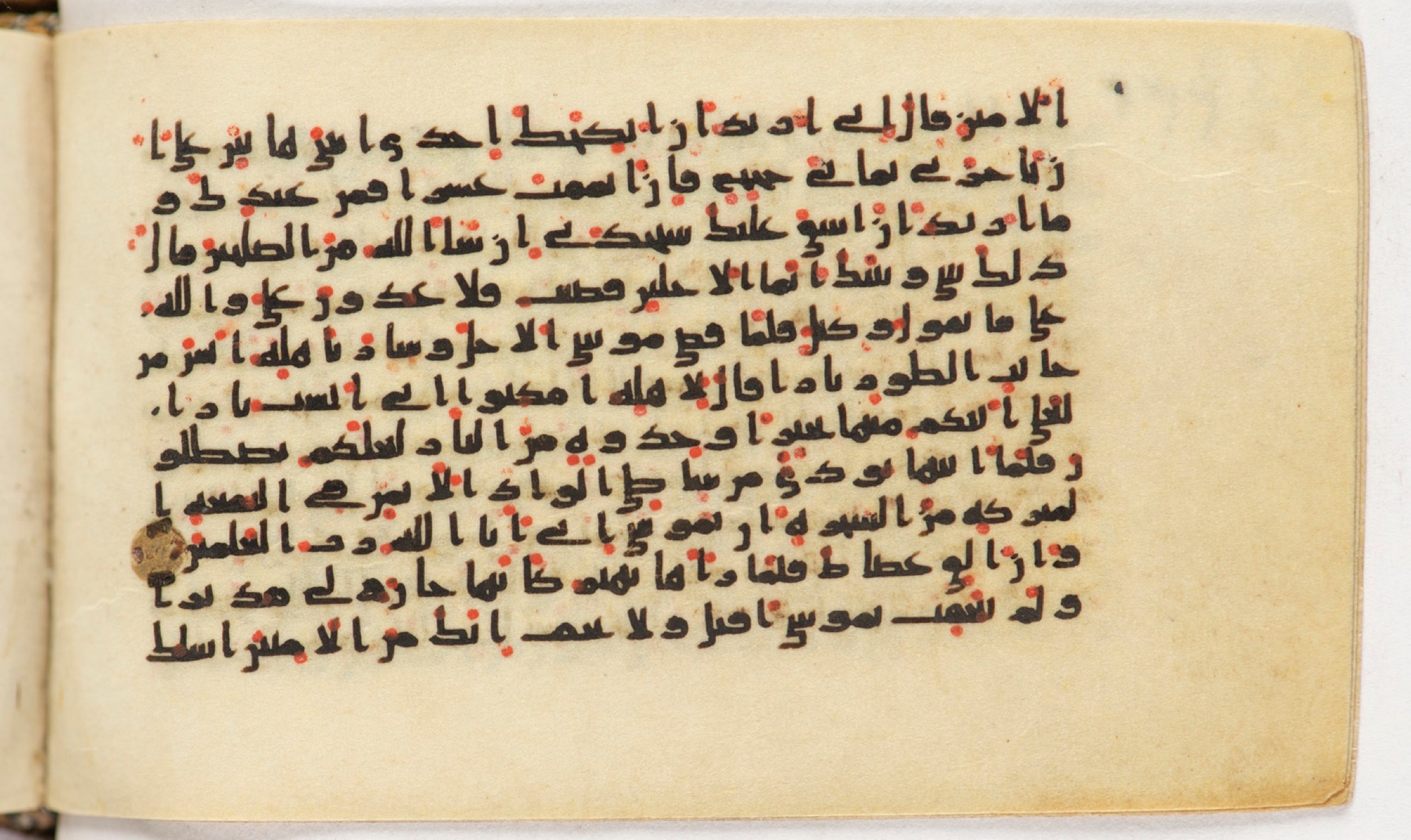 Arabe 399 (Scan 1), in Kufic B.II script, showing Surah 28:32 from Mid-8th to Late 9th Century AD found in Unknown, currently housed at Bibliothèque nationale de France, Paris