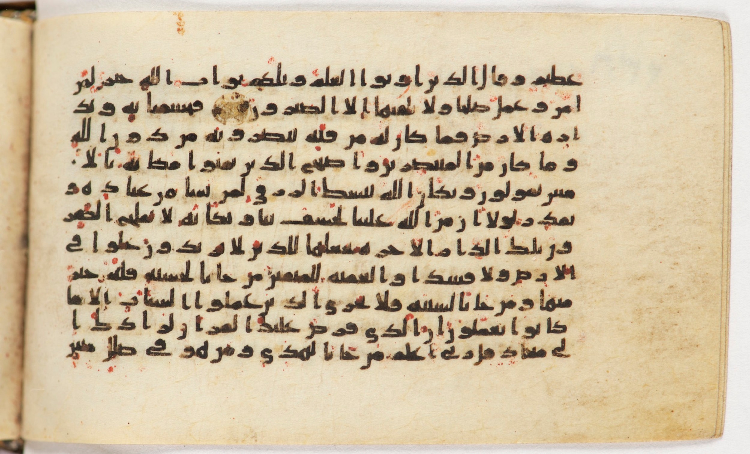 Arabe 399, in Kufic B.II script, showing Surah 28:83 from Mid-8th to Late 9th Century AD found in Unknown, currently housed at Bibliothèque nationale de France, Paris