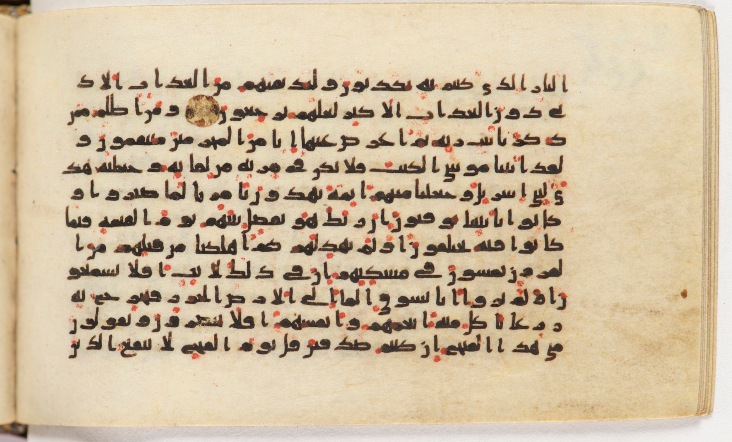 Arabe 399, in Kufic B.II script, showing Surah 32:28 from Mid-8th to Late 9th Century AD found in Unknown, currently housed at Bibliothèque nationale de France, Paris