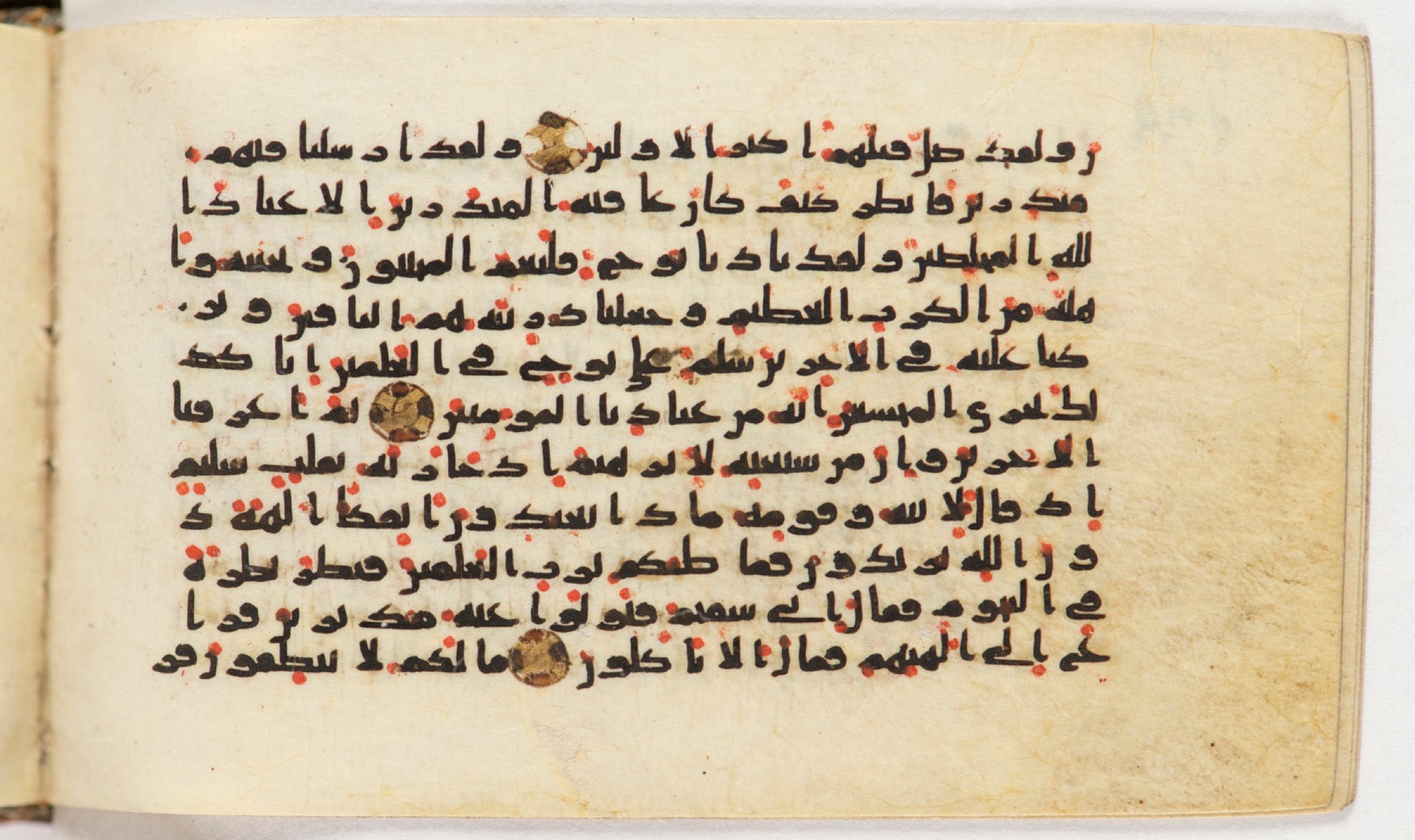Arabe 399, in Kufic B.II script, showing Surah 37:71 from Mid-8th to Late 9th Century AD found in Unknown, currently housed at Bibliothèque nationale de France, Paris