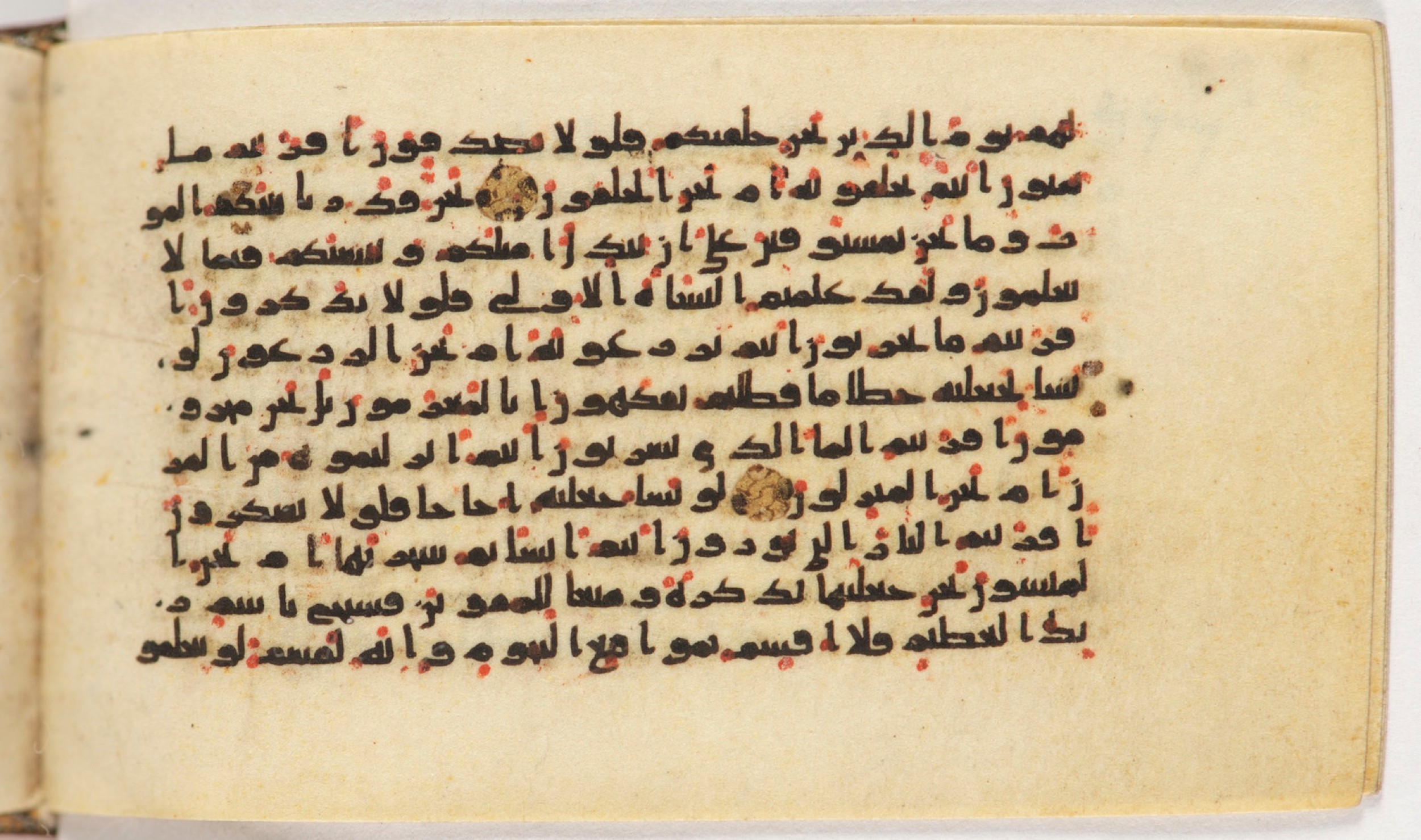 Arabe 399 (Scan 1), in Kufic B.II script, showing Surah 56:76 from Mid-8th to Late 9th Century AD found in Unknown, currently housed at Bibliothèque nationale de France, Paris