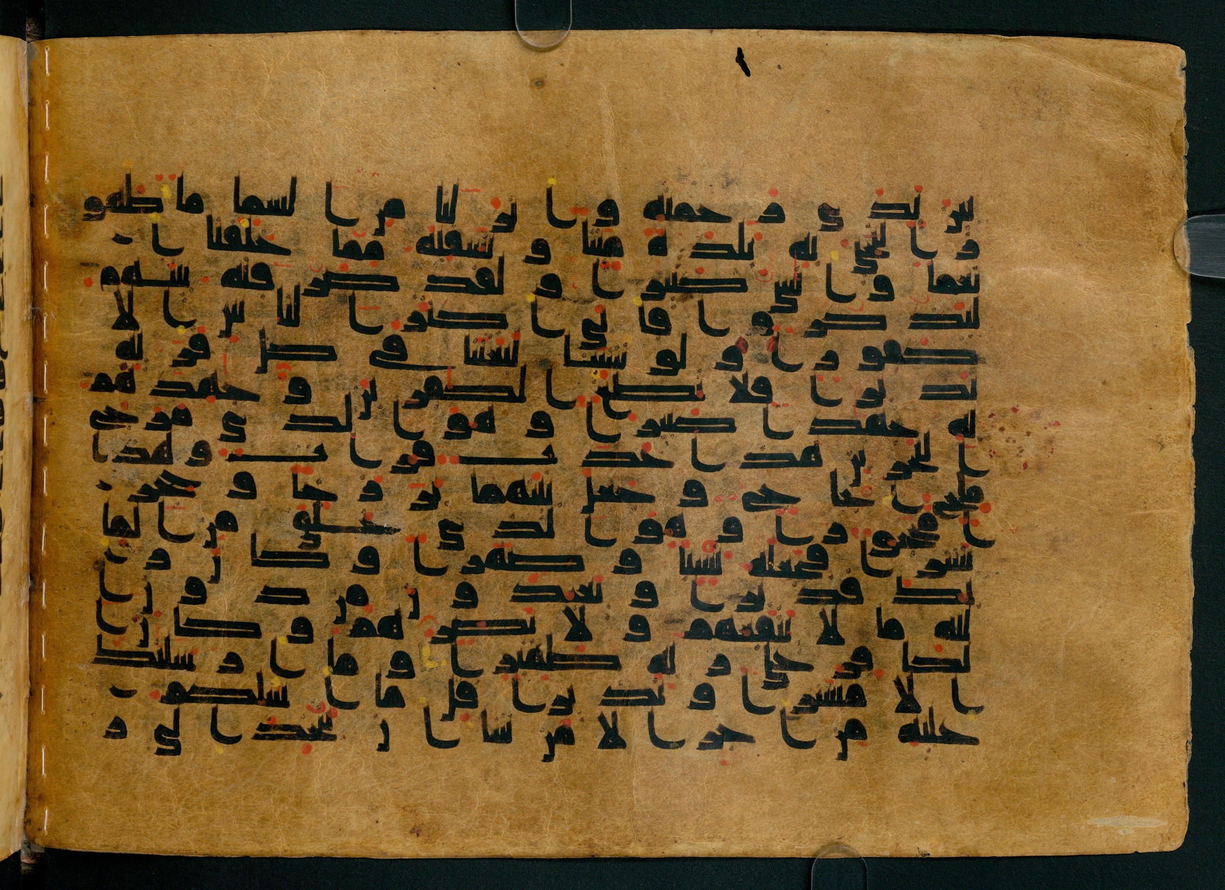 Cairo, Khedivial Library, Moritz 1905, table 31-36, in Kūfī script, showing Surah 25:52 from 8th to 9th Century AD found in Unknown, currently housed at Unknown (formerly Khedivial Library, Cairo)