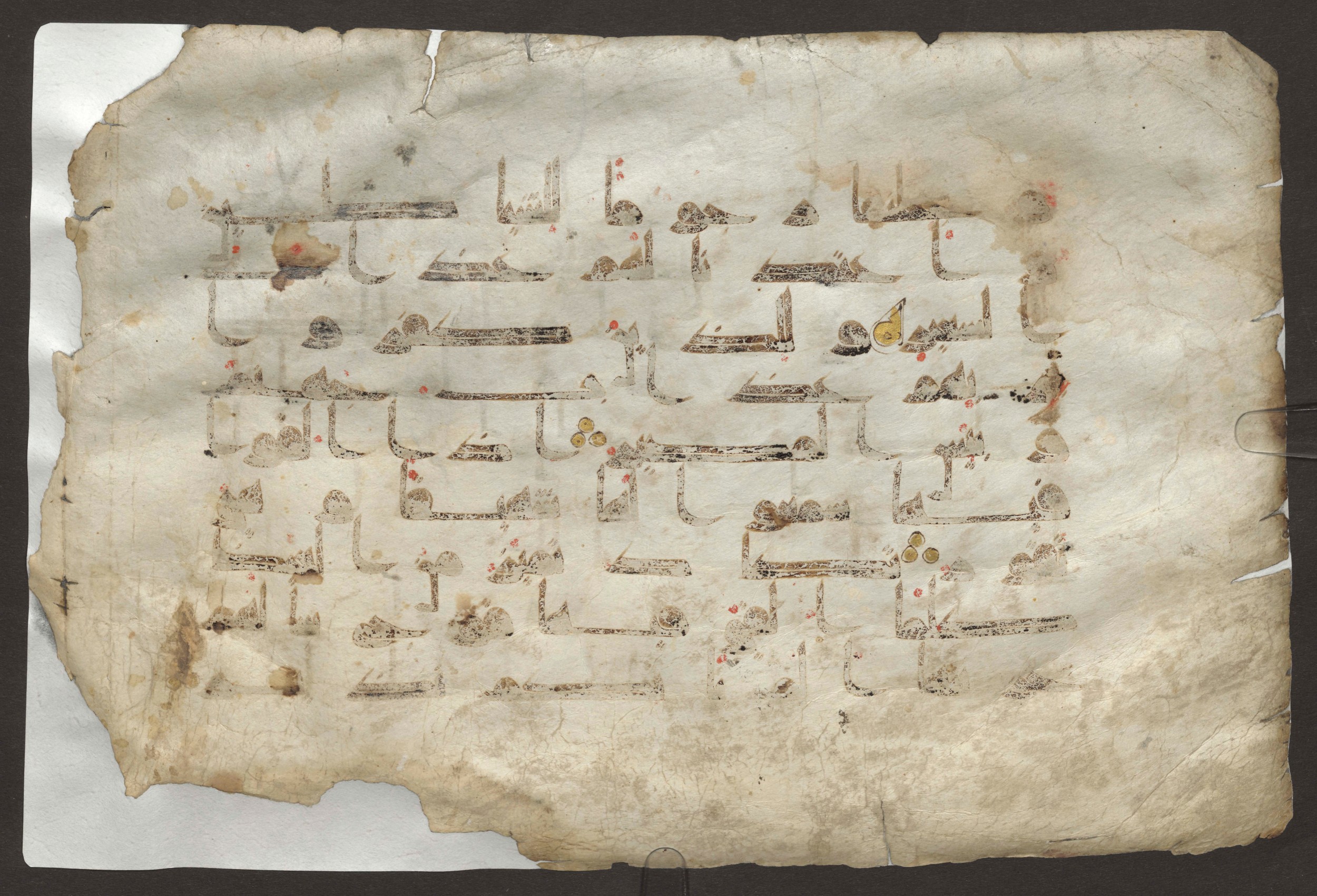 Cairo, Khedivial Library, today: Egyptian National Library and Archives, Moritz 1905, table 37-38, in kūfī D. I / D. III script, showing Surah 67:7 from Mid 8th to Late 9th Century AD found in Egypt, currently housed at Egyptian National Library and Archives (دار الكتب والوثائق القومية), Cairo