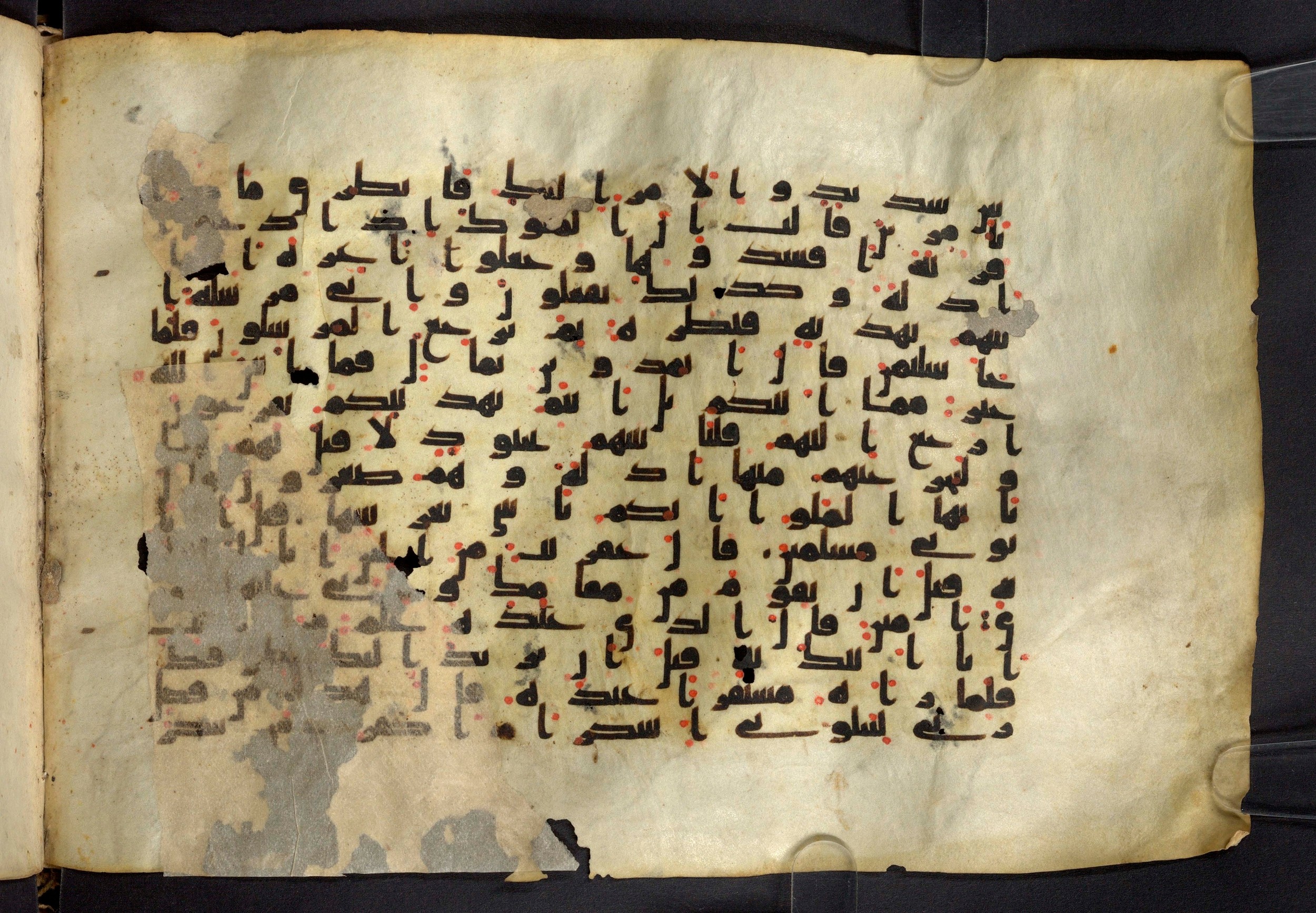 Moritz 1905, Tables 39-40, in Kūfī A.I script, showing Surah 27:39 from 8th Century AD found in Bahnasa (Oxyrynchos), Egypt, currently housed at Egyptian National Library and Archives, Cairo