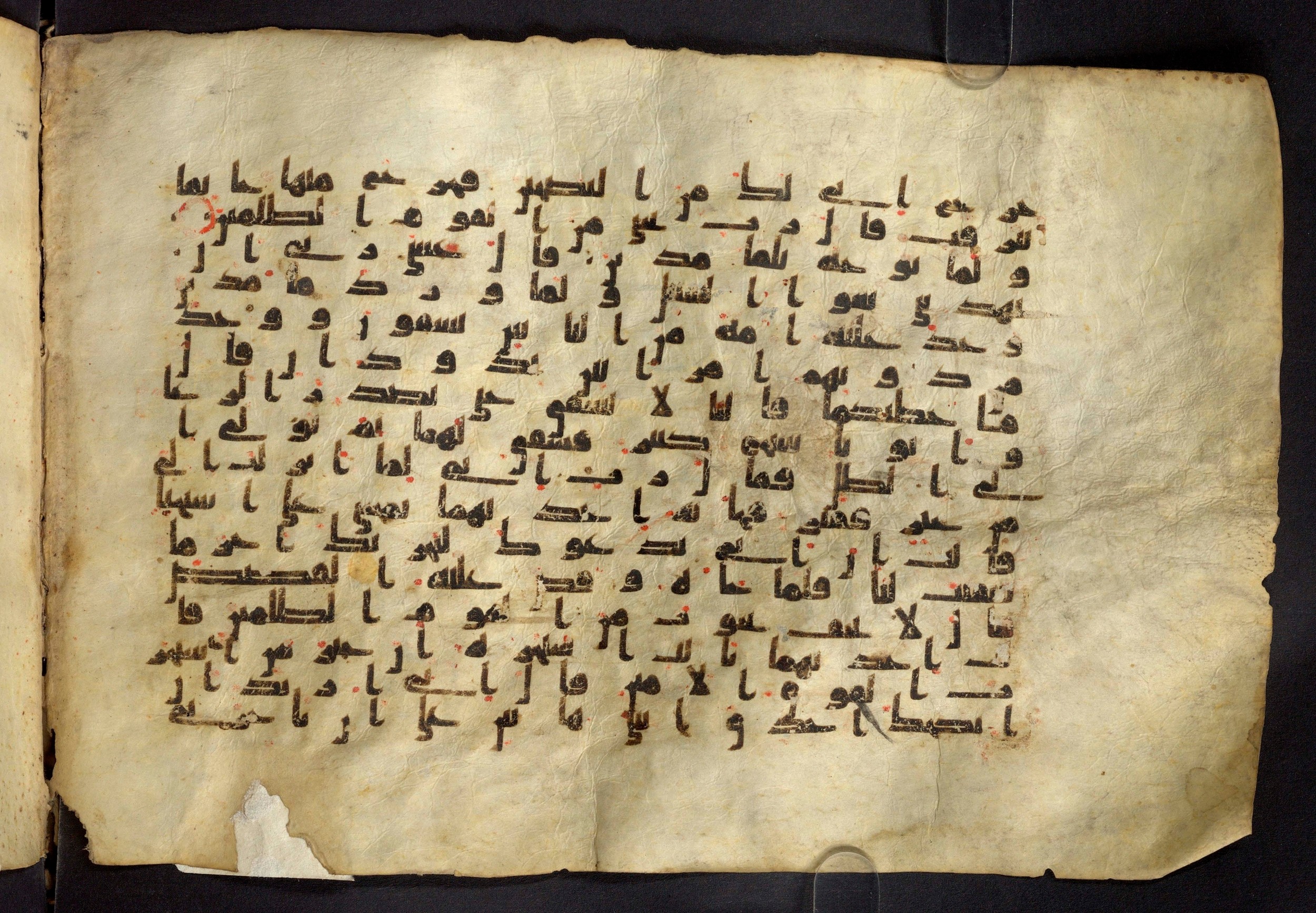 Moritz 1905, Tables 39-40 (Scan 1), in Kūfī A.I script, showing Surah 28:23 from 8th Century AD found in Bahnasa (Oxyrynchos), Egypt, currently housed at Egyptian National Library and Archives, Cairo
