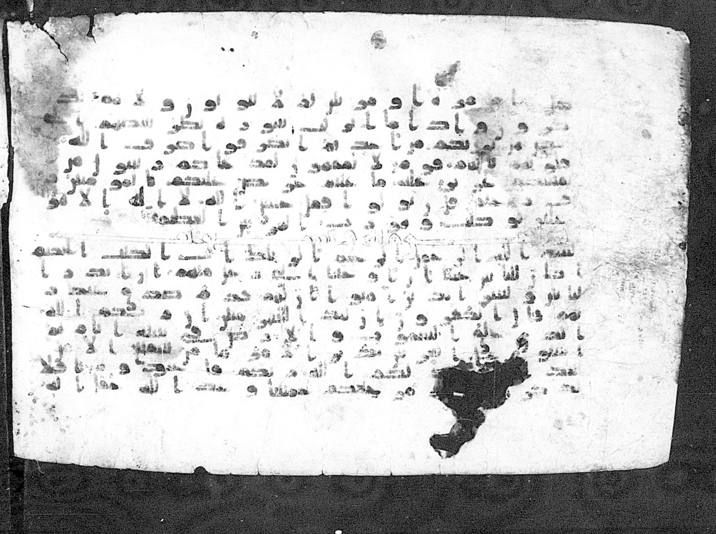 Moritz 1905, Tables 39-40, in Kūfī A.I script, showing Surah 10:2 from 8th Century AD found in Bahnasa (Oxyrynchos), Egypt, currently housed at Egyptian National Library and Archives, Cairo
