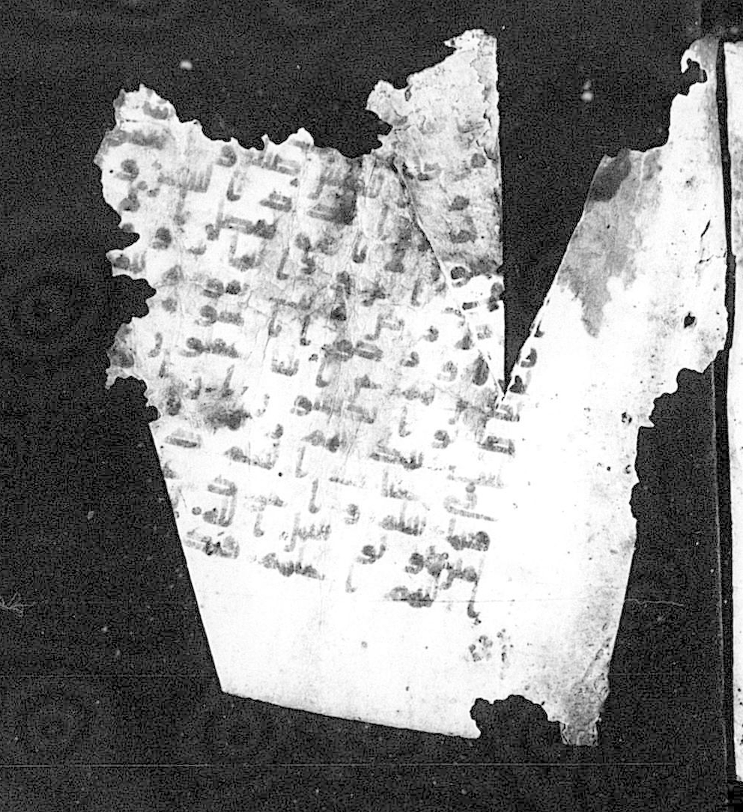 Moritz 1905, Tables 39-40, in Kūfī A.I script, showing Surah 10:7 from 8th Century AD found in Bahnasa (Oxyrynchos), Egypt, currently housed at Egyptian National Library and Archives, Cairo