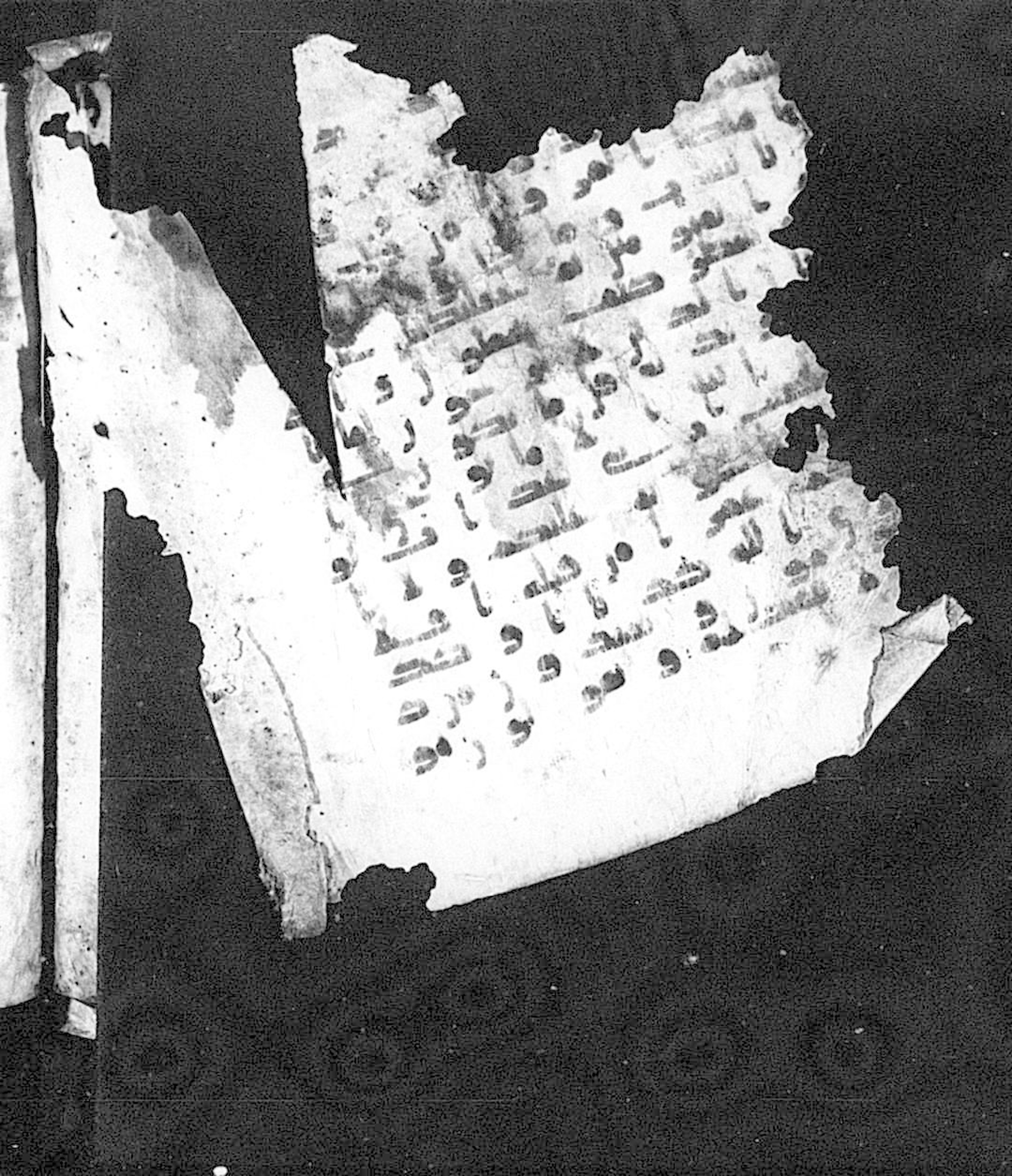 Moritz 1905, Tables 39-40 (Scan 1), in Kūfī A.I script, showing Surah 10:13 from 8th Century AD found in Bahnasa (Oxyrynchos), Egypt, currently housed at Egyptian National Library and Archives, Cairo