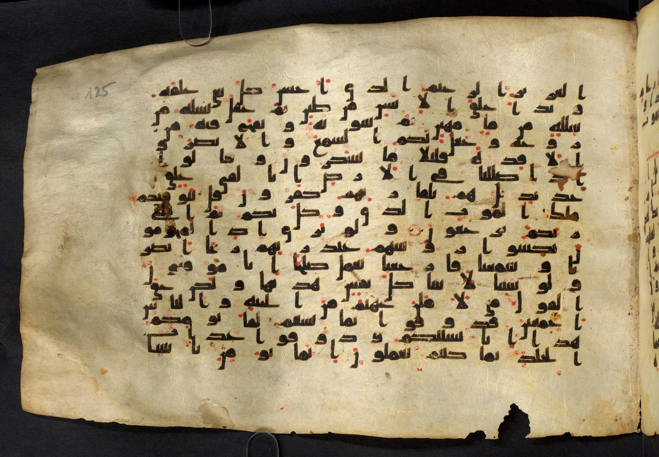Moritz 1905, Tables 39-40, in Kūfī A.I script, showing Surah 32:7 from 8th Century AD found in Bahnasa (Oxyrynchos), Egypt, currently housed at Egyptian National Library and Archives, Cairo