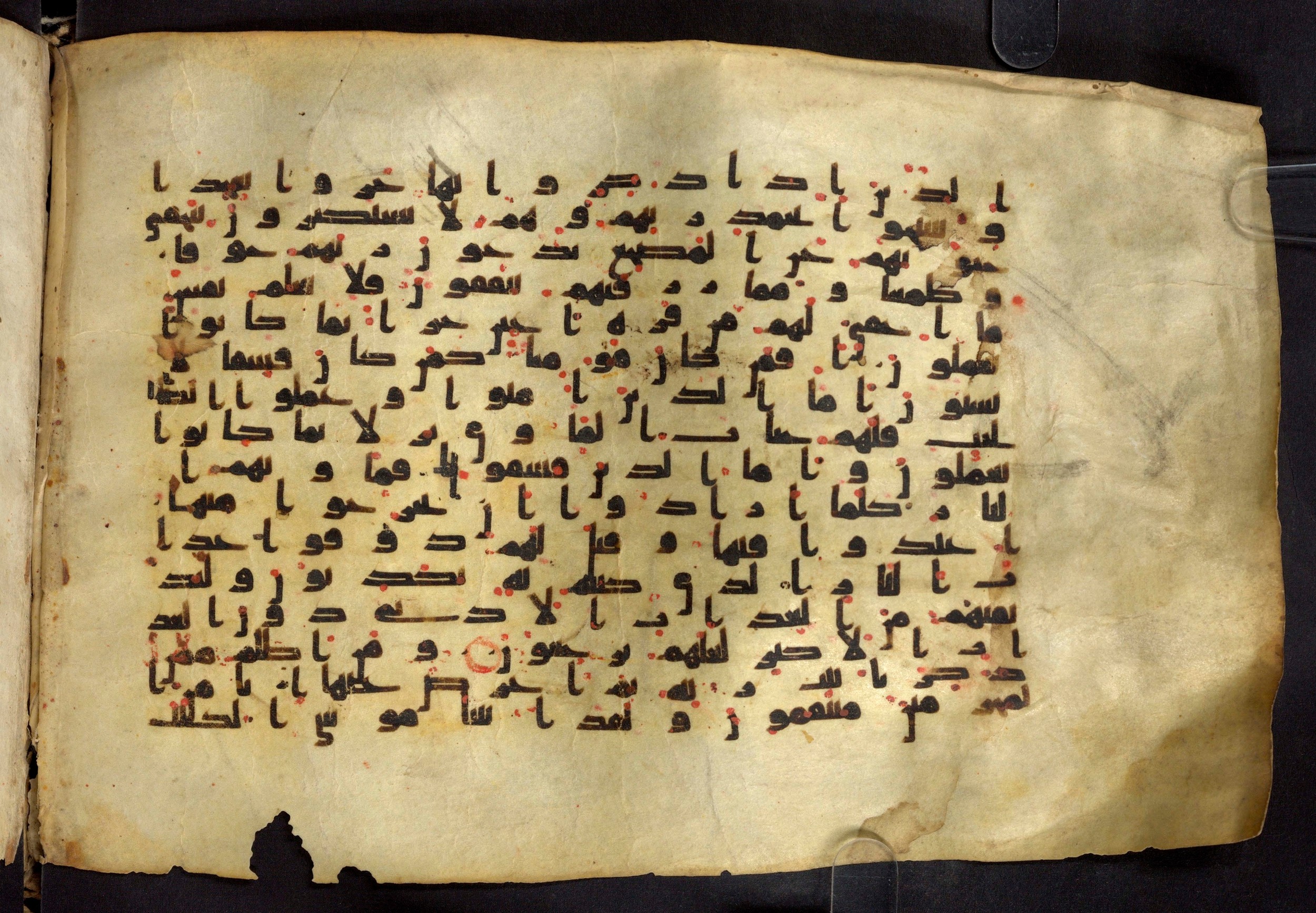 Moritz 1905, Tables 39-40, in Kūfī A.I script, showing Surah 32:18 from 8th Century AD found in Bahnasa (Oxyrynchos), Egypt, currently housed at Egyptian National Library and Archives, Cairo