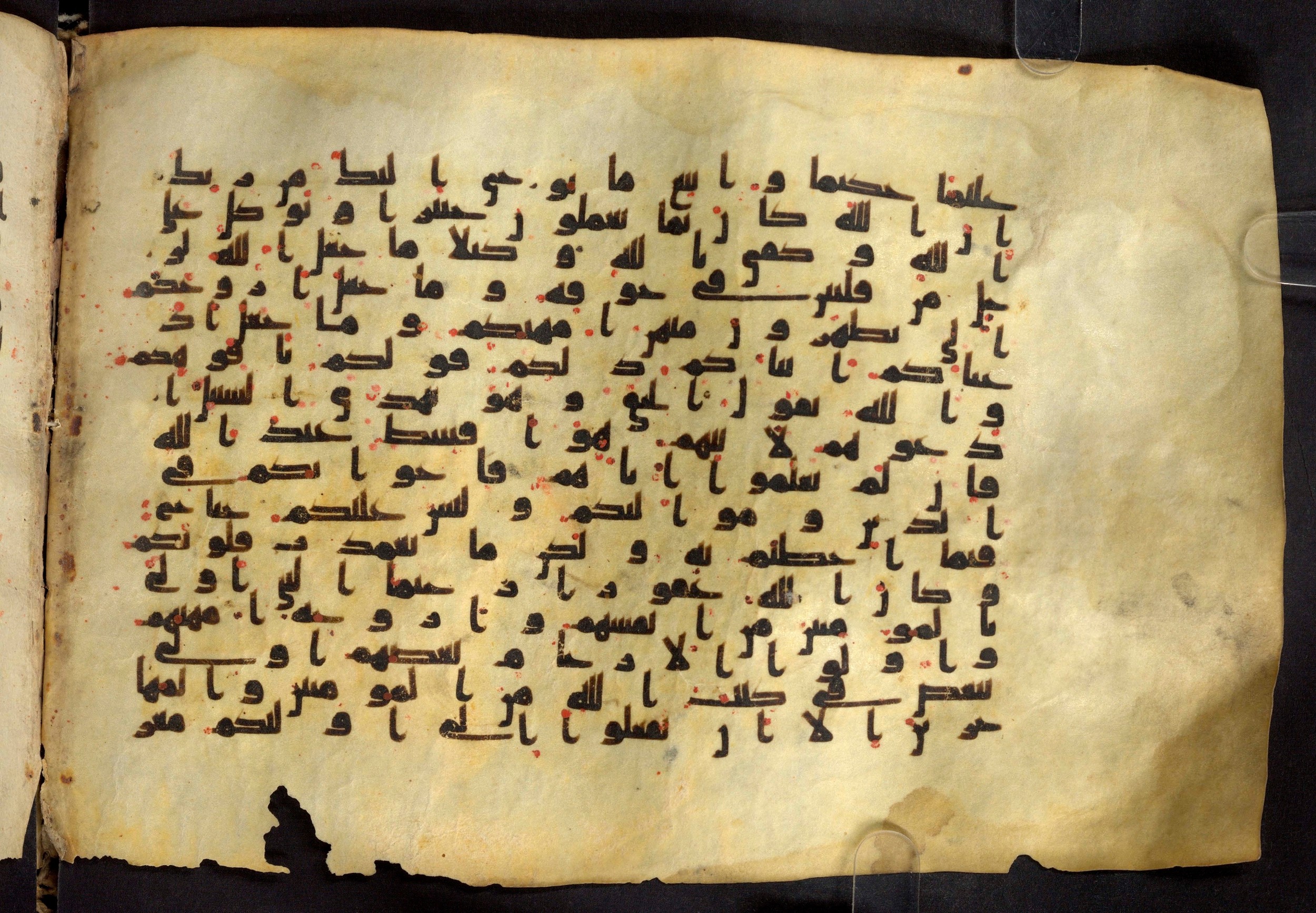 Moritz 1905, Tables 39-40, in Kūfī A.I script, showing Surah 33:2 from 8th Century AD found in Bahnasa (Oxyrynchos), Egypt, currently housed at Egyptian National Library and Archives, Cairo