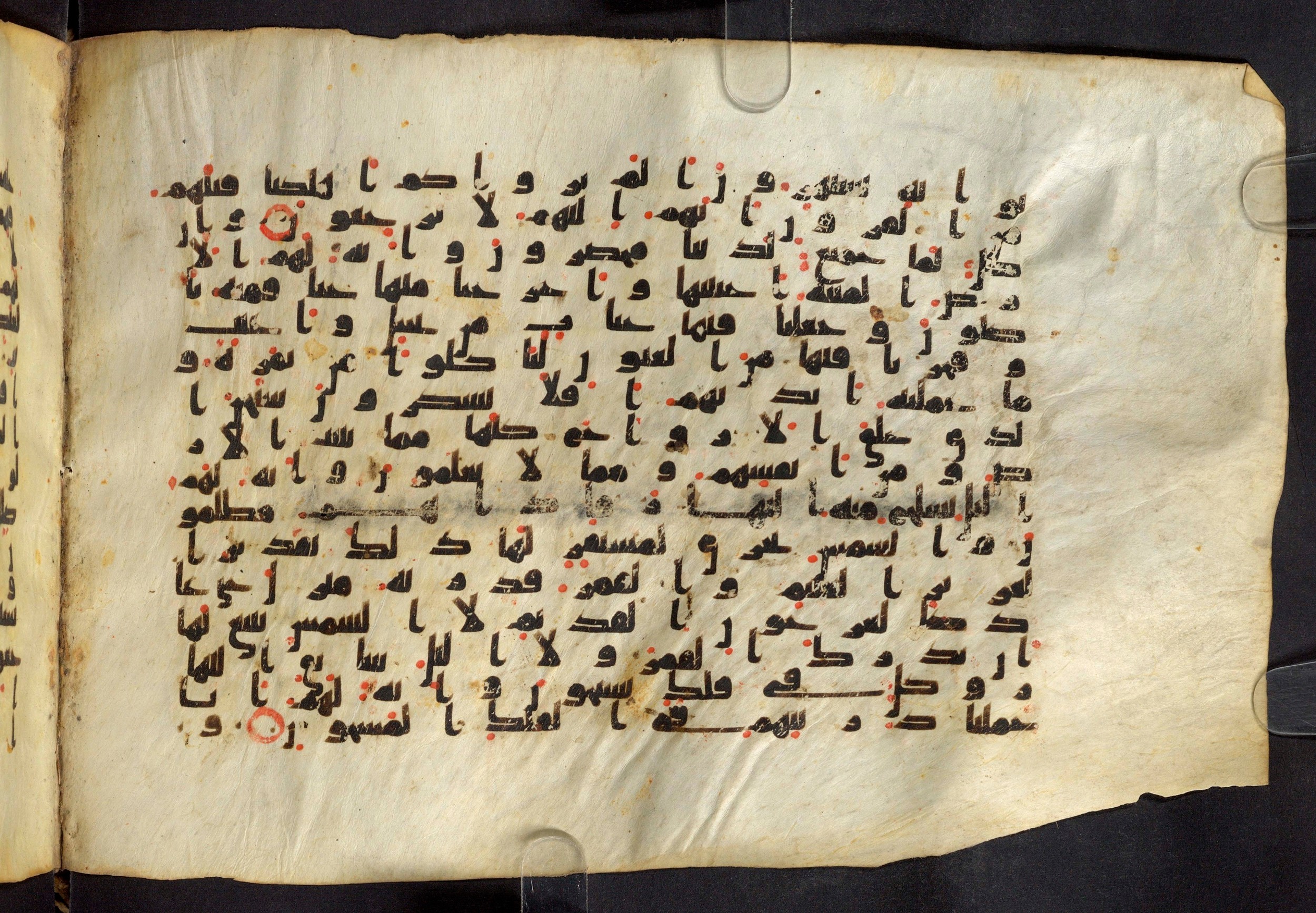 Moritz 1905, Tables 39-40, in Kūfī A.I script, showing Surah 36:32 from 8th Century AD found in Bahnasa (Oxyrynchos), Egypt, currently housed at Egyptian National Library and Archives, Cairo