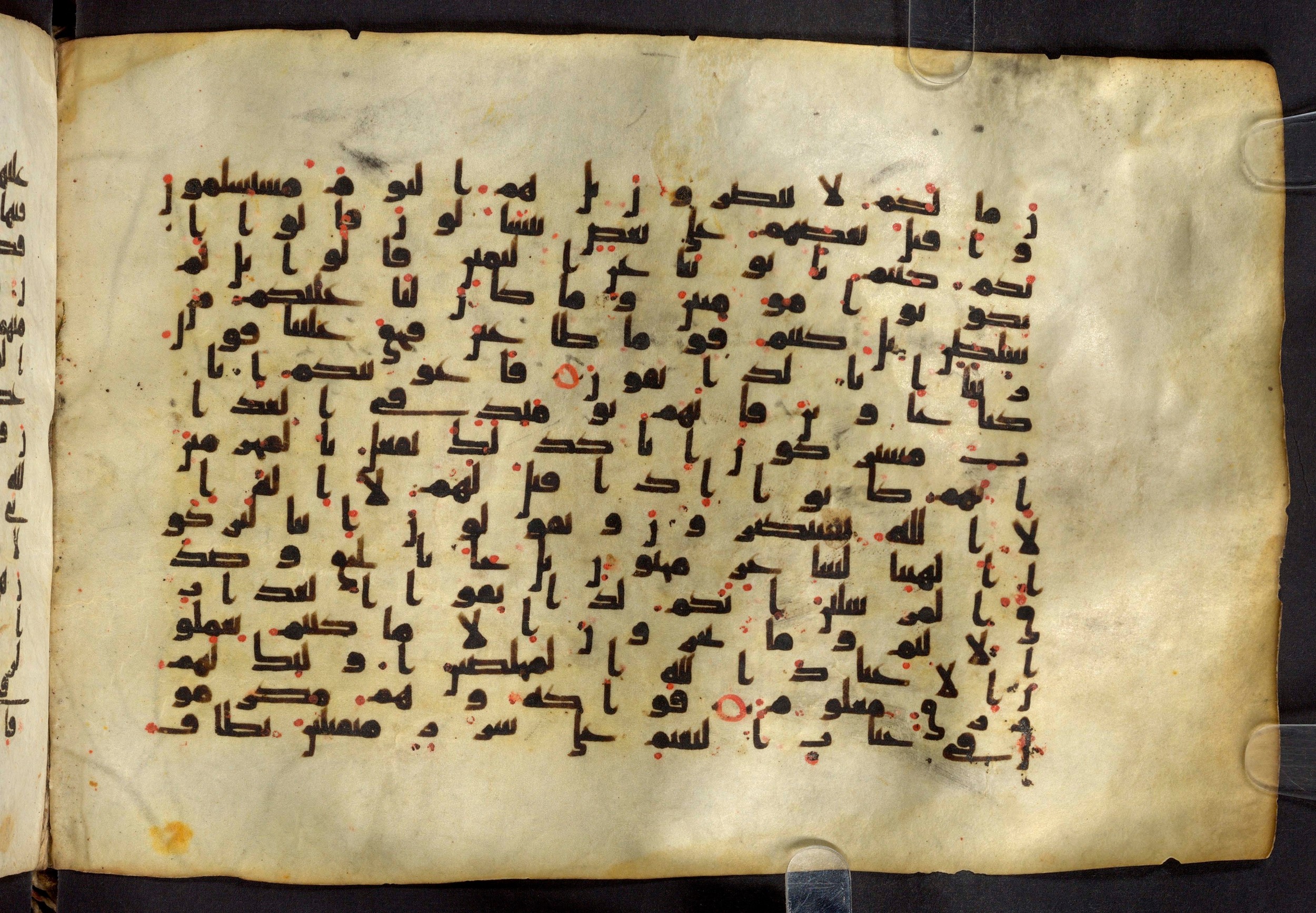 Moritz 1905, Tables 39-40, in Kūfī A.I script, showing Surah 37:32 from 8th Century AD found in Bahnasa (Oxyrynchos), Egypt, currently housed at Egyptian National Library and Archives, Cairo