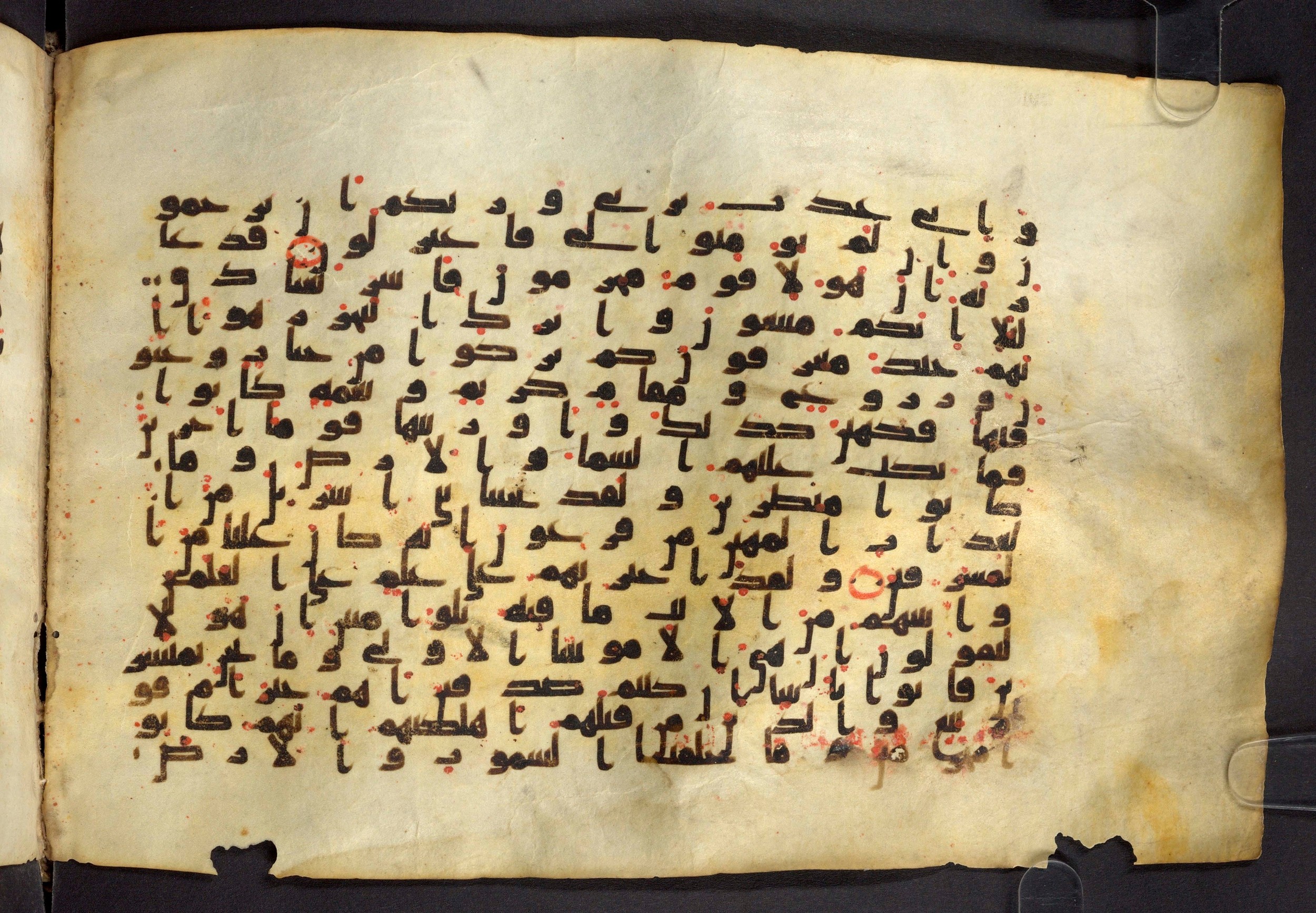 Moritz 1905, Tables 39-40, in Kūfī A.I script, showing Surah 44:21 from 8th Century AD found in Bahnasa (Oxyrynchos), Egypt, currently housed at Egyptian National Library and Archives, Cairo