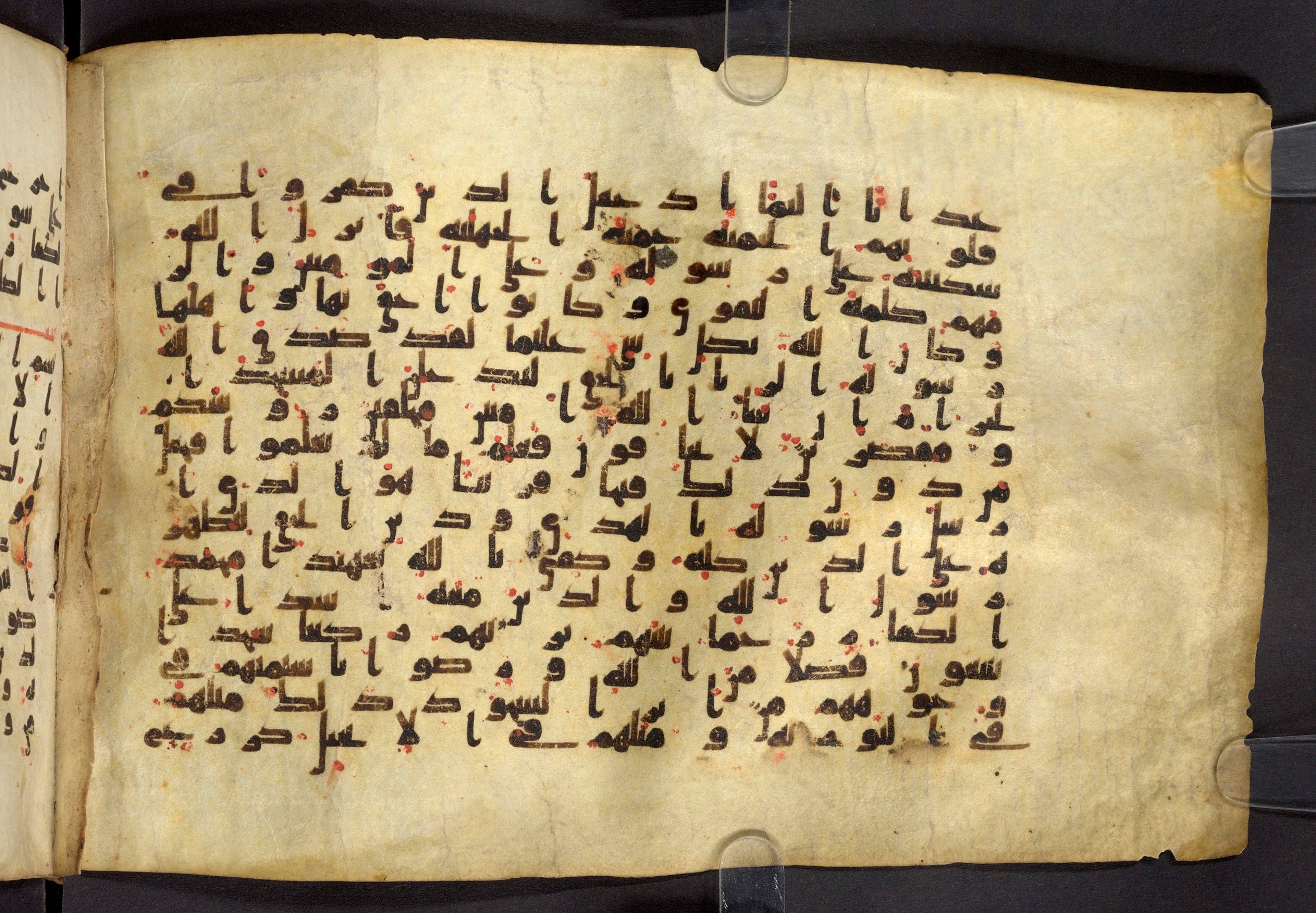 Moritz 1905, Tables 39-40, in Kūfī A.I script, showing Surah 48:28 from 8th Century AD found in Bahnasa (Oxyrynchos), Egypt, currently housed at Egyptian National Library and Archives, Cairo
