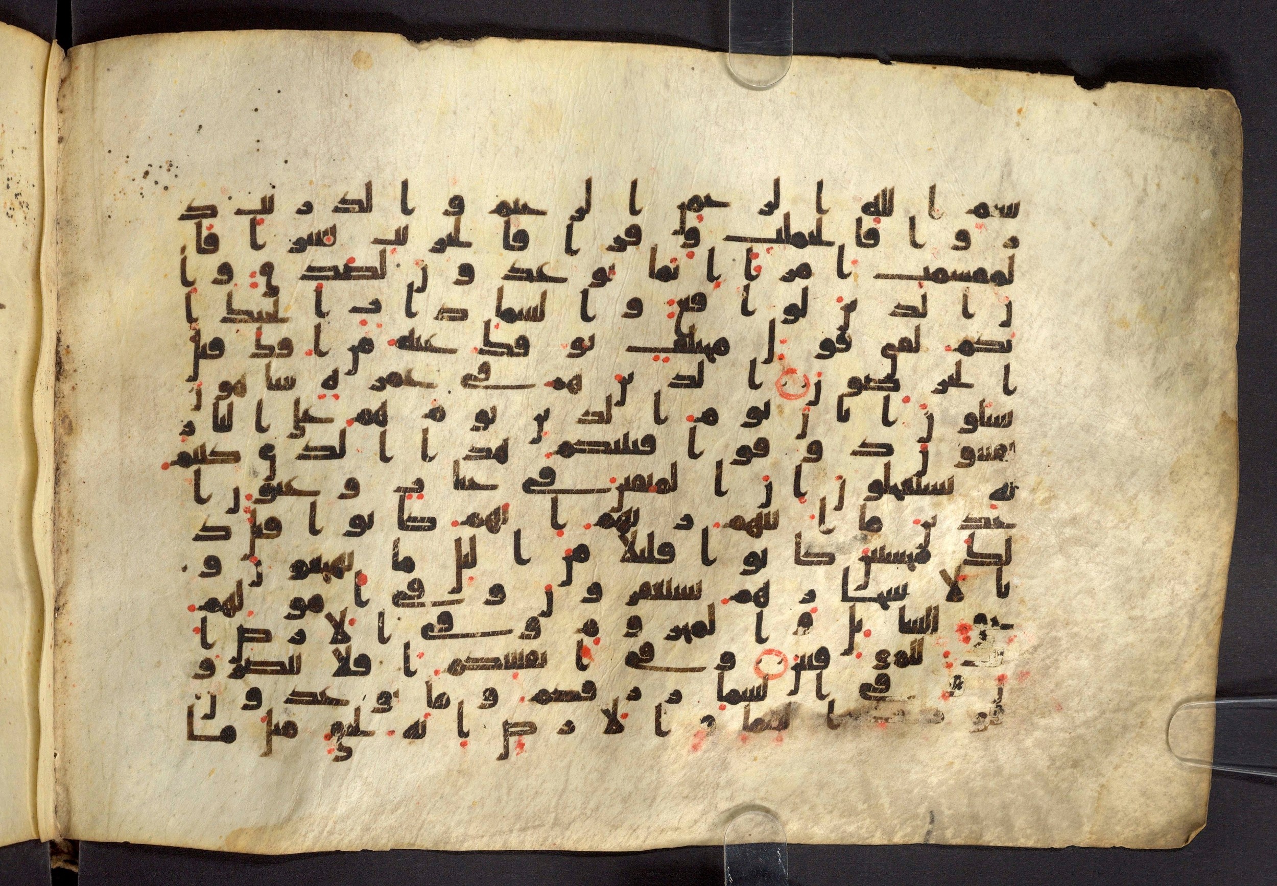 Moritz 1905, Tables 39-40, in Kūfī A.I script, showing Surah 51:13 from 8th Century AD found in Bahnasa (Oxyrynchos), Egypt, currently housed at Egyptian National Library and Archives, Cairo