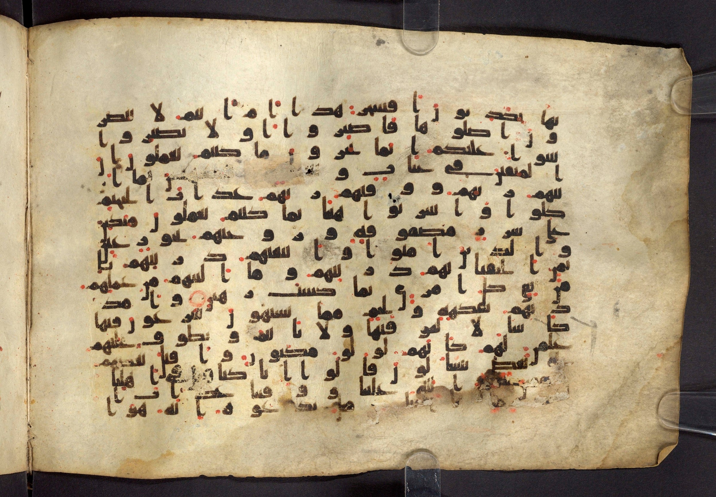 Moritz 1905, Tables 39-40, in Kūfī A.I script, showing Surah 52:21 from 8th Century AD found in Bahnasa (Oxyrynchos), Egypt, currently housed at Egyptian National Library and Archives, Cairo