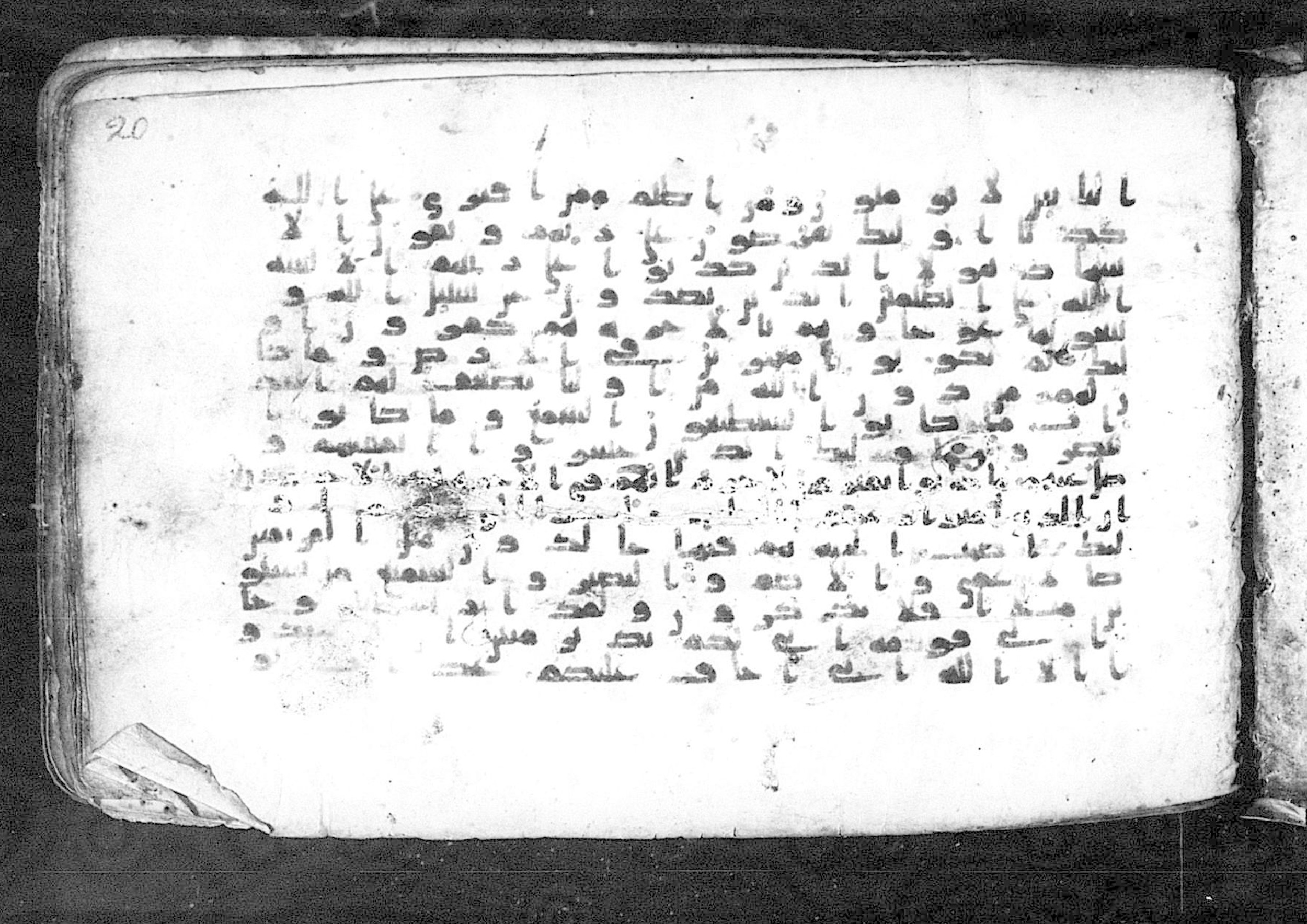Moritz 1905, Tables 39-40, in Kūfī A.I script, showing Surah 11:21 from 8th Century AD found in Bahnasa (Oxyrynchos), Egypt, currently housed at Egyptian National Library and Archives, Cairo