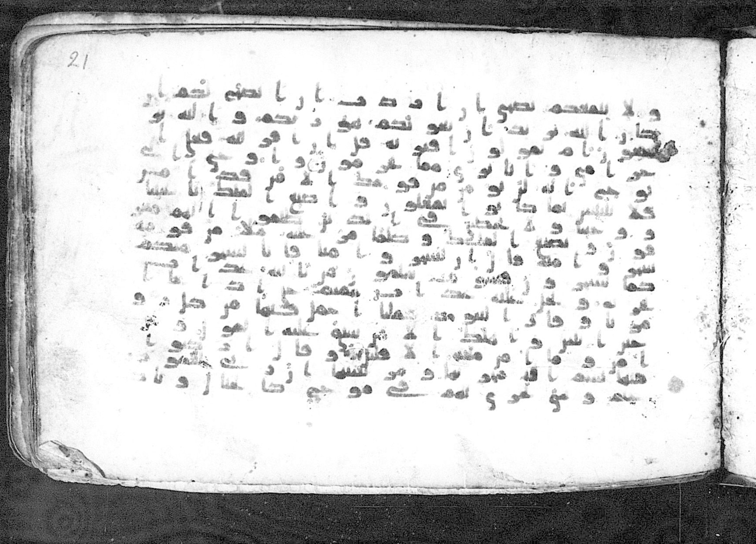 Moritz 1905, Tables 39-40, in Kūfī A.I script, showing Surah 11:39 from 8th Century AD found in Bahnasa (Oxyrynchos), Egypt, currently housed at Egyptian National Library and Archives, Cairo