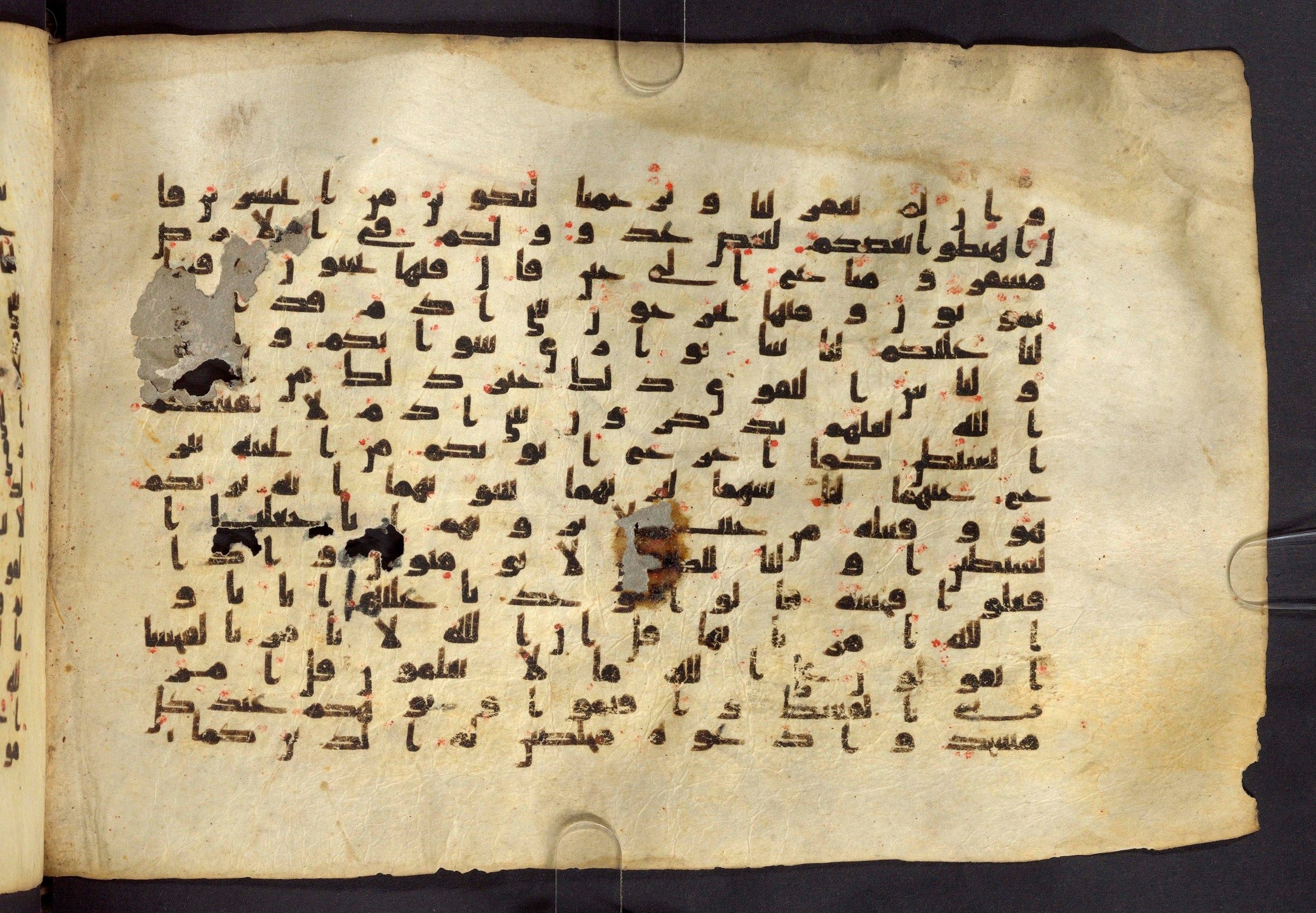 Moritz 1905, Tables 39-40, in Kūfī A.I script, showing Surah 7:28 from 8th Century AD found in Bahnasa (Oxyrynchos), Egypt, currently housed at Egyptian National Library and Archives, Cairo