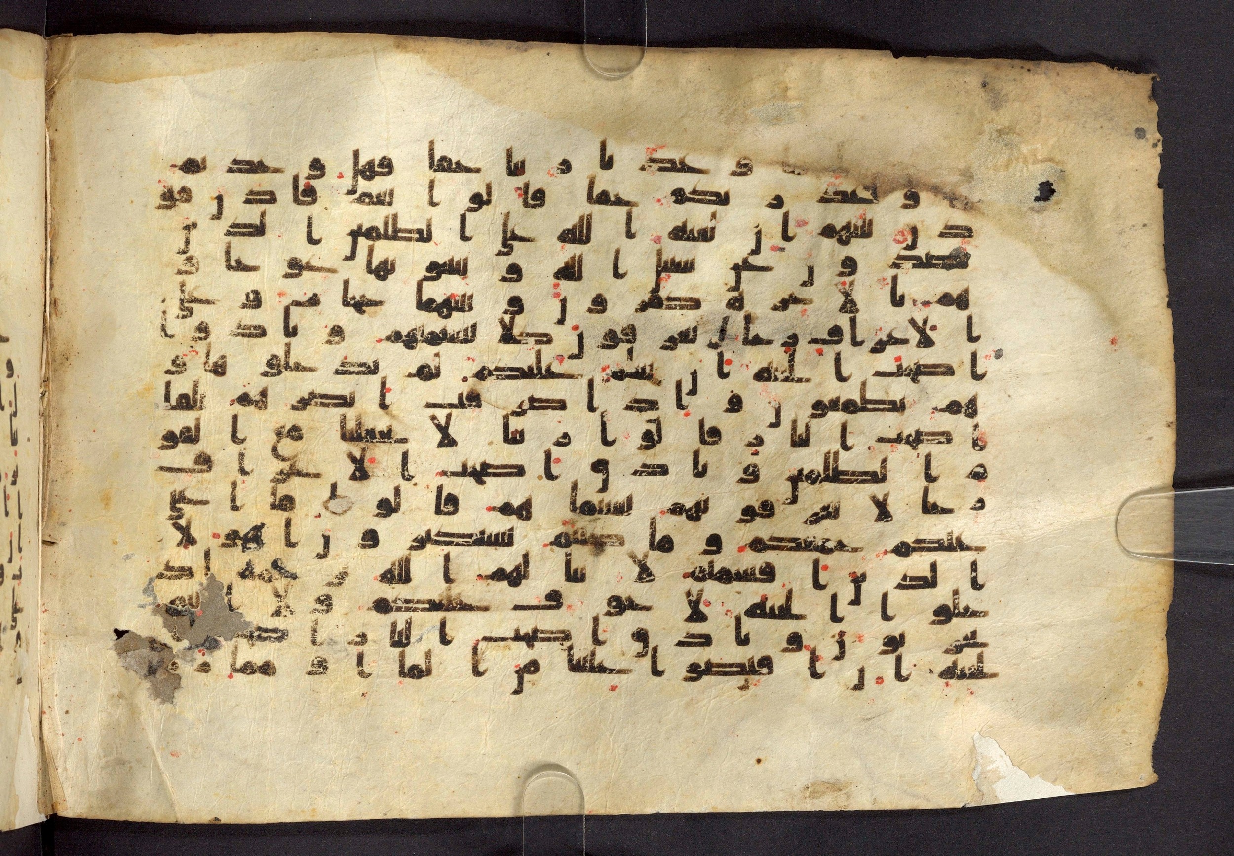 Moritz 1905, Tables 39-40, in Kūfī A.I script, showing Surah 7:49 from 8th Century AD found in Bahnasa (Oxyrynchos), Egypt, currently housed at Egyptian National Library and Archives, Cairo
