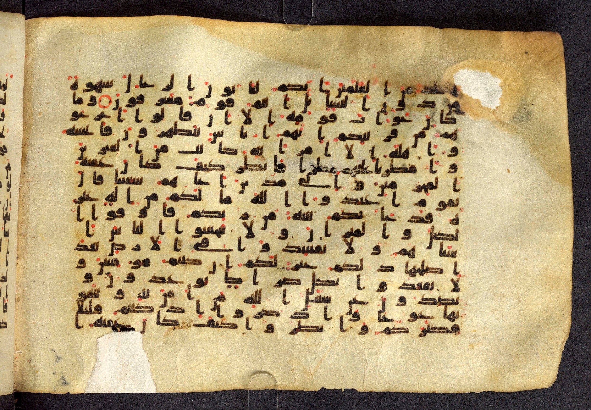 Moritz 1905, Tables 39-40, in Kūfī A.I script, showing Surah 7:83 from 8th Century AD found in Bahnasa (Oxyrynchos), Egypt, currently housed at Egyptian National Library and Archives, Cairo