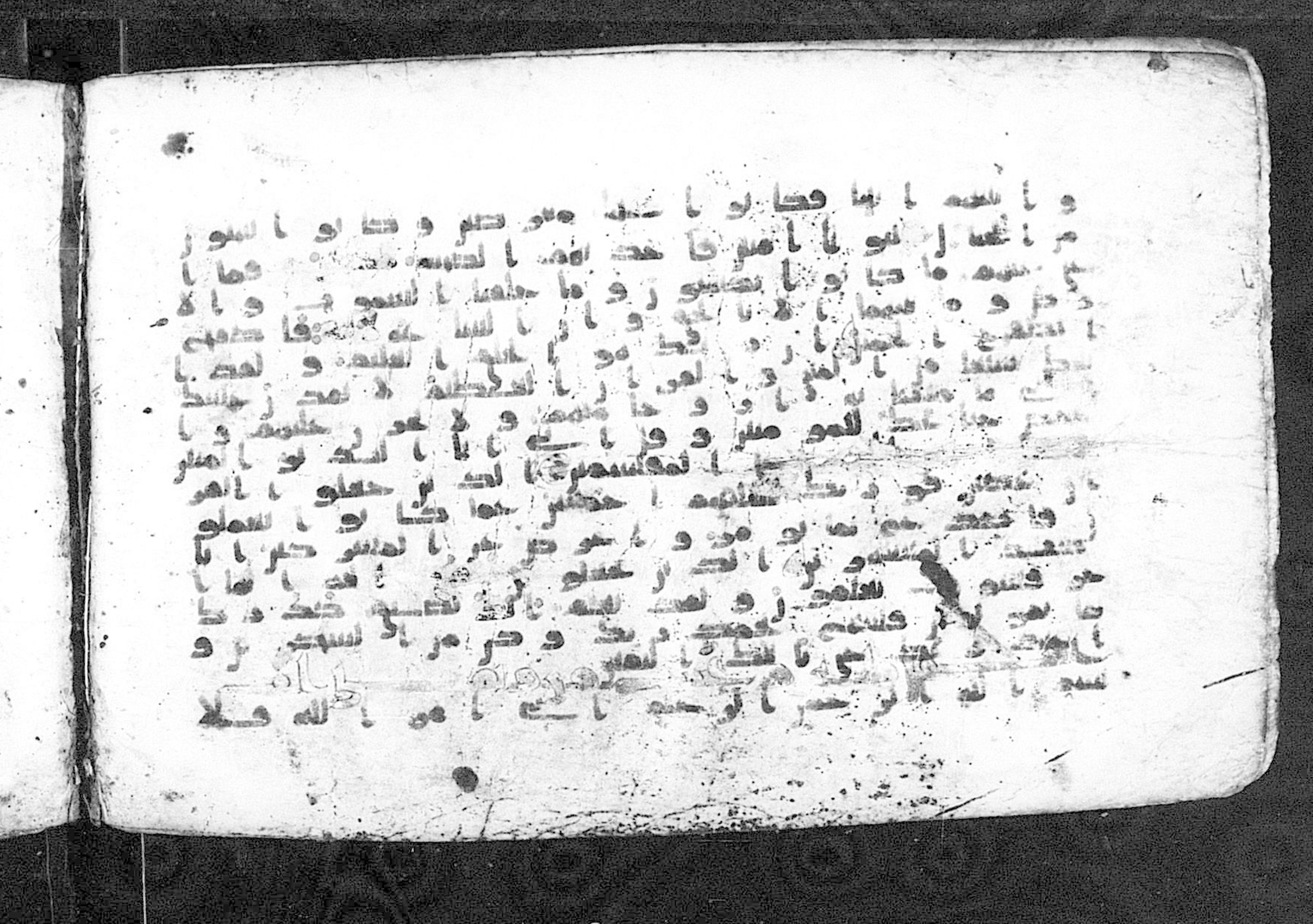 Moritz 1905, Tables 39-40 (Scan 1), in Kūfī A.I script, showing Surah 16:1 from 8th Century AD found in Bahnasa (Oxyrynchos), Egypt, currently housed at Egyptian National Library and Archives, Cairo