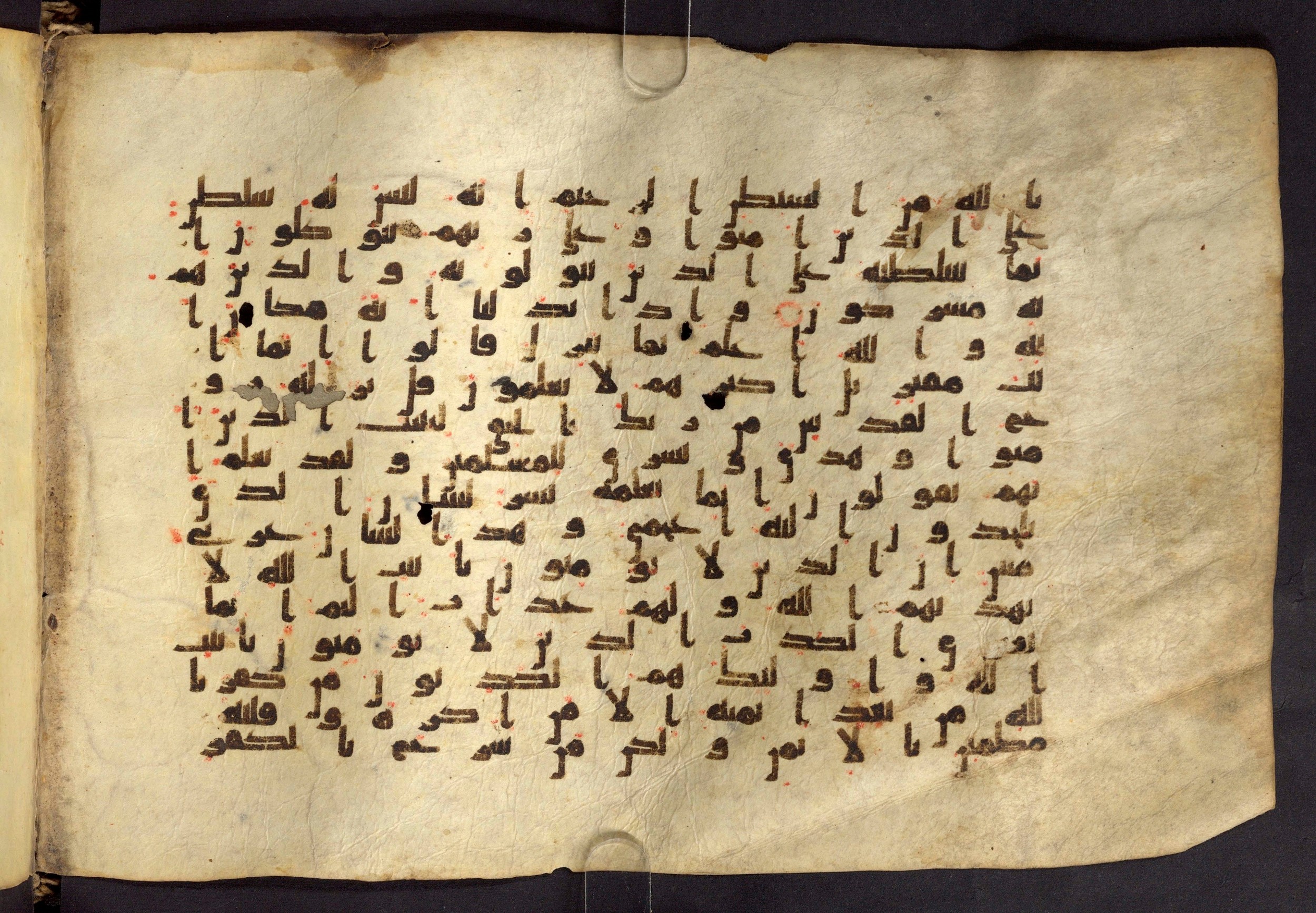 Moritz 1905, Tables 39-40 (Scan 1), in Kūfī A.I script, showing Surah 16:104 from 8th Century AD found in Bahnasa (Oxyrynchos), Egypt, currently housed at Egyptian National Library and Archives, Cairo