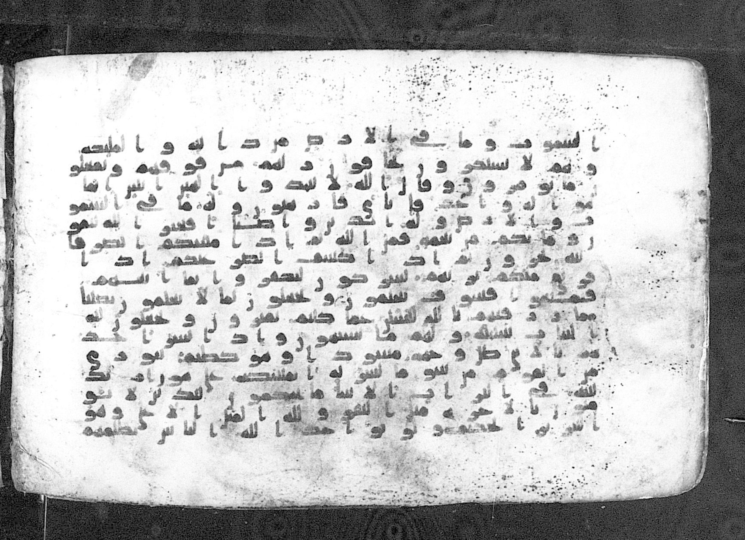 Moritz 1905, Tables 39-40, in Kūfī A.I script, showing Surah 16:53 from 8th Century AD found in Bahnasa (Oxyrynchos), Egypt, currently housed at Egyptian National Library and Archives, Cairo
