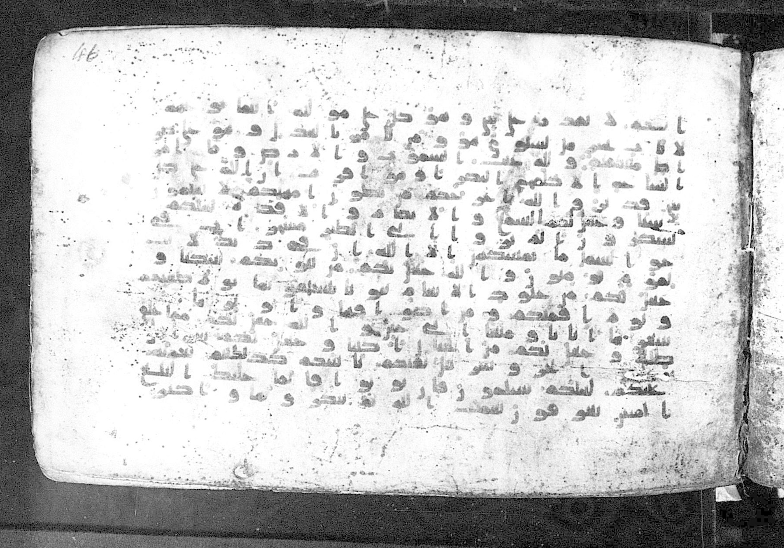 Moritz 1905, Tables 39-40 (Scan 2), in Kūfī A.I script, showing Surah 16:76 from 8th Century AD found in Bahnasa (Oxyrynchos), Egypt, currently housed at Egyptian National Library and Archives, Cairo