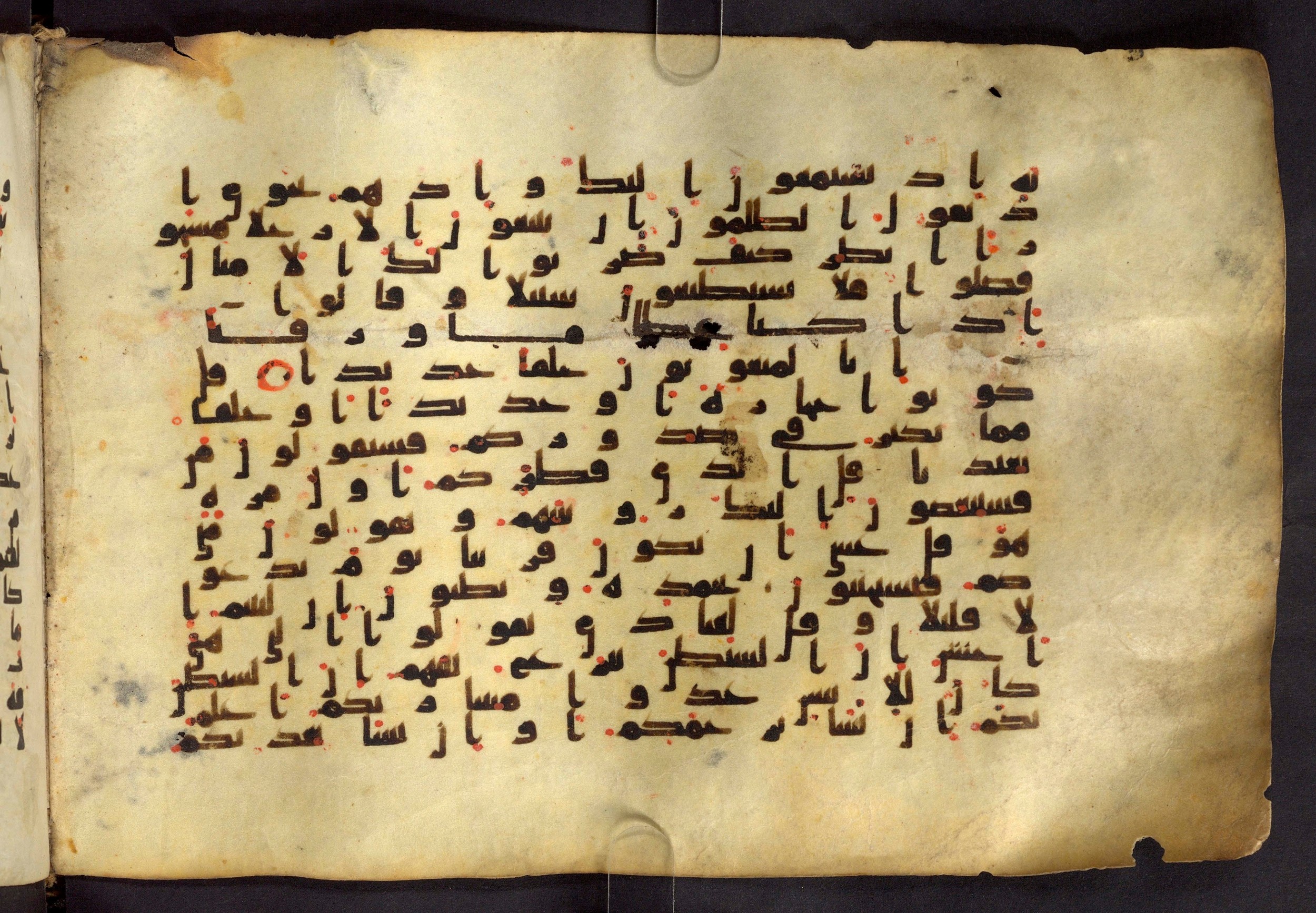 Moritz 1905, Tables 39-40, in Kūfī A.I script, showing Surah 17:52 from 8th Century AD found in Bahnasa (Oxyrynchos), Egypt, currently housed at Egyptian National Library and Archives, Cairo