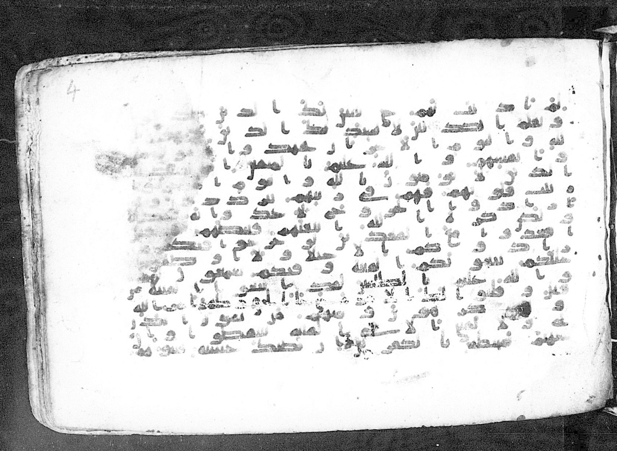 Moritz 1905, Tables 39-40, in Kūfī A.I script, showing Surah 9:49 from 8th Century AD found in Bahnasa (Oxyrynchos), Egypt, currently housed at Egyptian National Library and Archives, Cairo