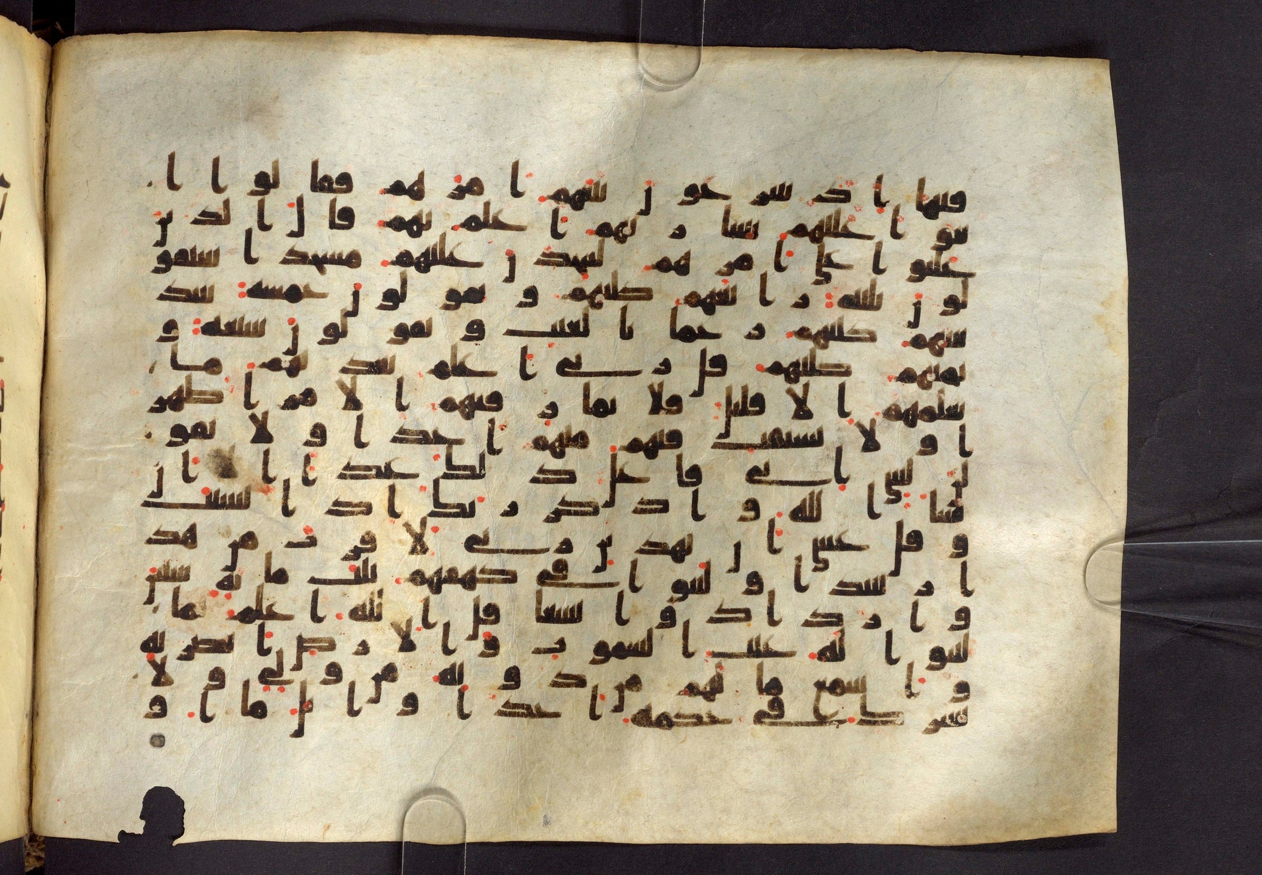 Moritz 1905, Tables 39-40 (Scan 2), in Kūfī A.I script, showing Surah 18:21 from 8th Century AD found in Bahnasa (Oxyrynchos), Egypt, currently housed at Egyptian National Library and Archives, Cairo