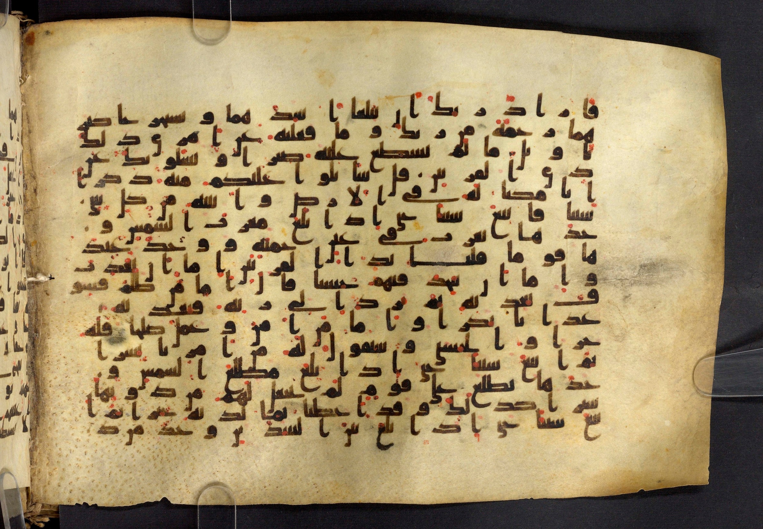 Moritz 1905, Tables 39-40, in Kūfī A.I script, showing Surah 18:83 from 8th Century AD found in Bahnasa (Oxyrynchos), Egypt, currently housed at Egyptian National Library and Archives, Cairo