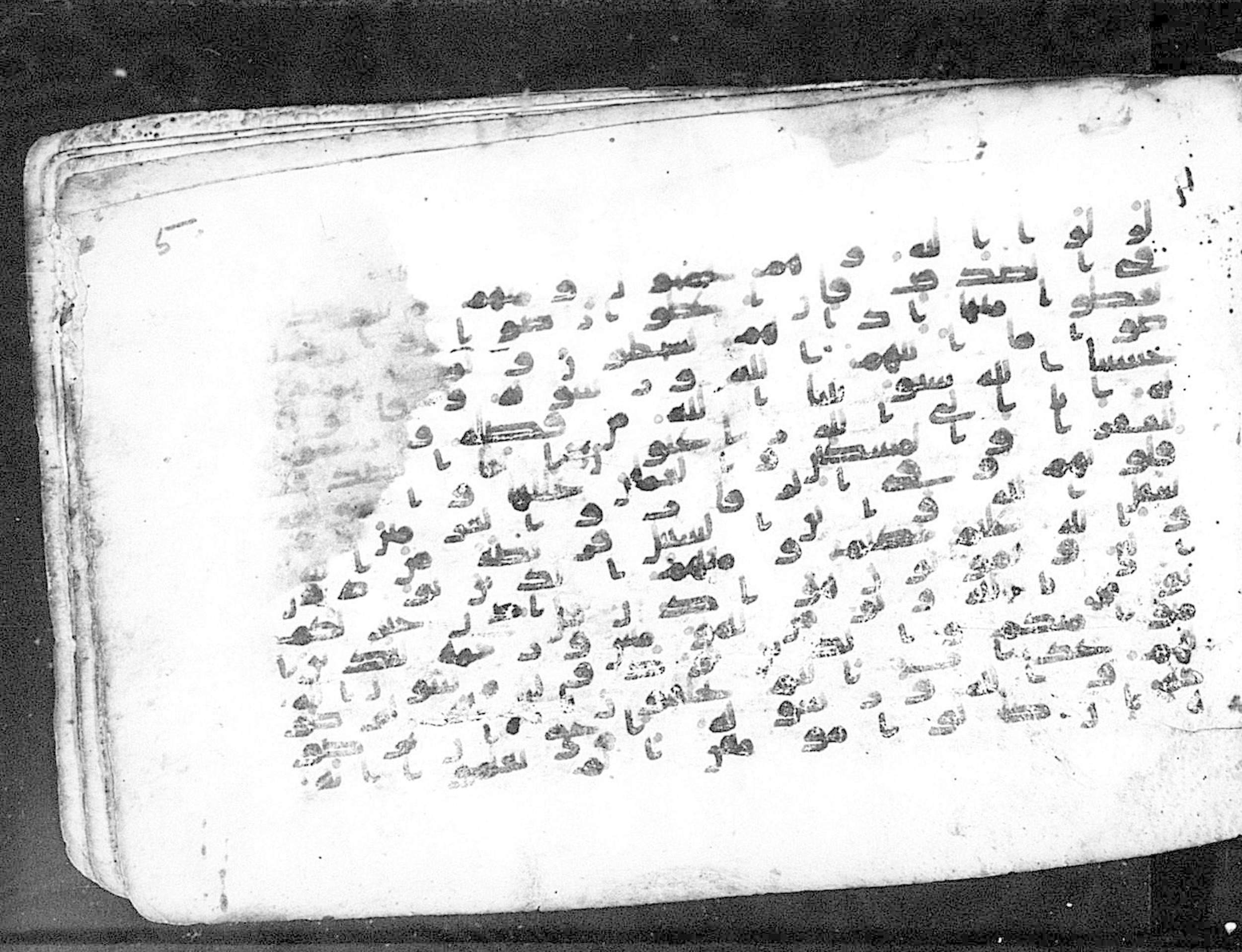 Moritz 1905, Tables 39-40 (Scan 2), in Kūfī A.I script, showing Surah 9:57 from 8th Century AD found in Bahnasa (Oxyrynchos), Egypt, currently housed at Egyptian National Library and Archives, Cairo