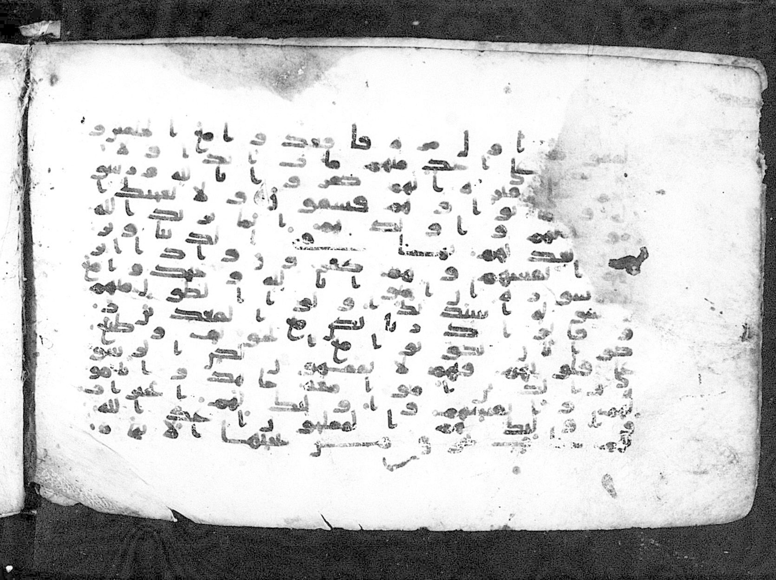 Moritz 1905, Tables 39-40, in Kūfī A.I script, showing Surah 9:83 from 8th Century AD found in Bahnasa (Oxyrynchos), Egypt, currently housed at Egyptian National Library and Archives, Cairo