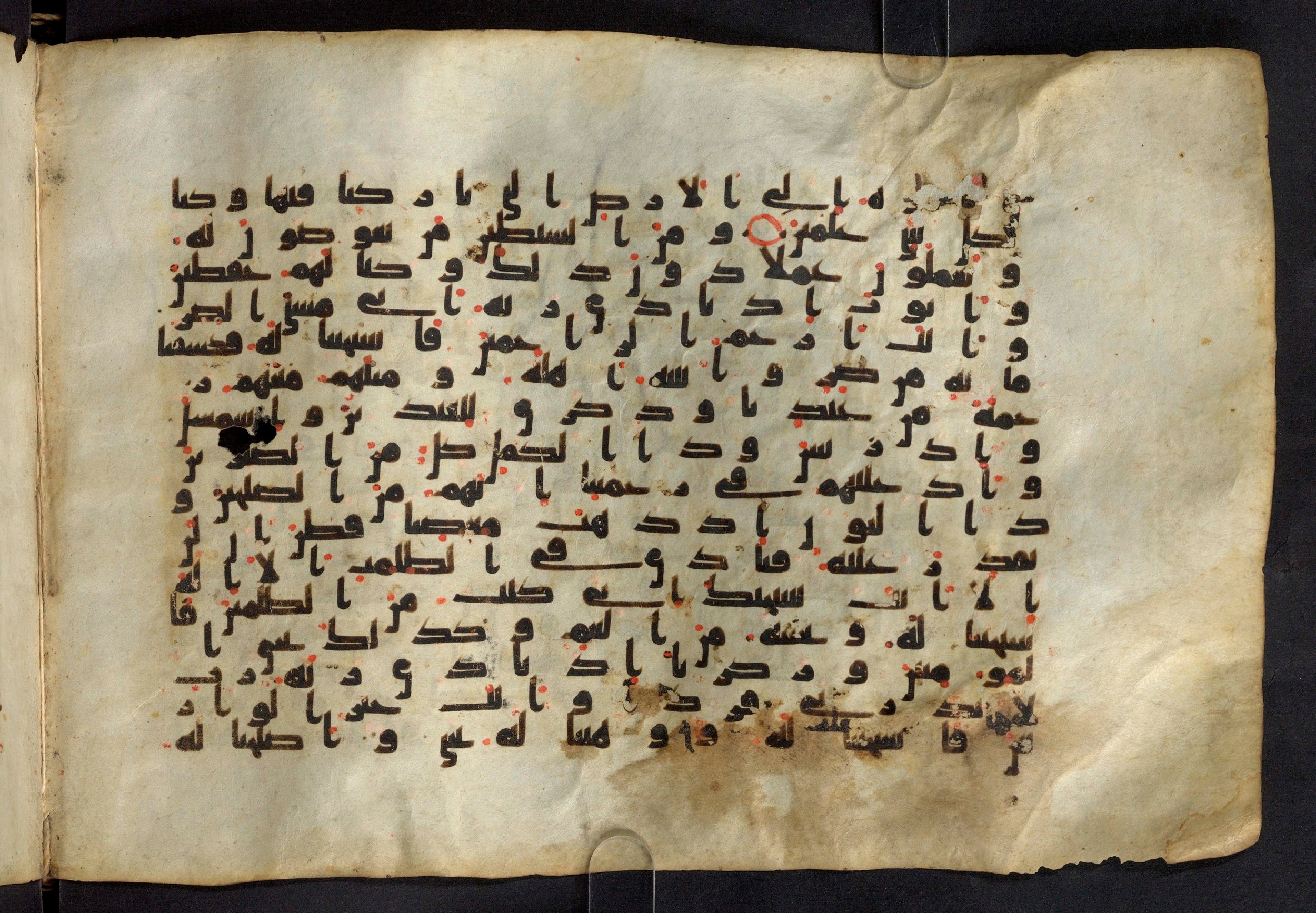 Moritz 1905, Tables 39-40, in Kūfī A.I script, showing Surah 21:83 from 8th Century AD found in Bahnasa (Oxyrynchos), Egypt, currently housed at Egyptian National Library and Archives, Cairo