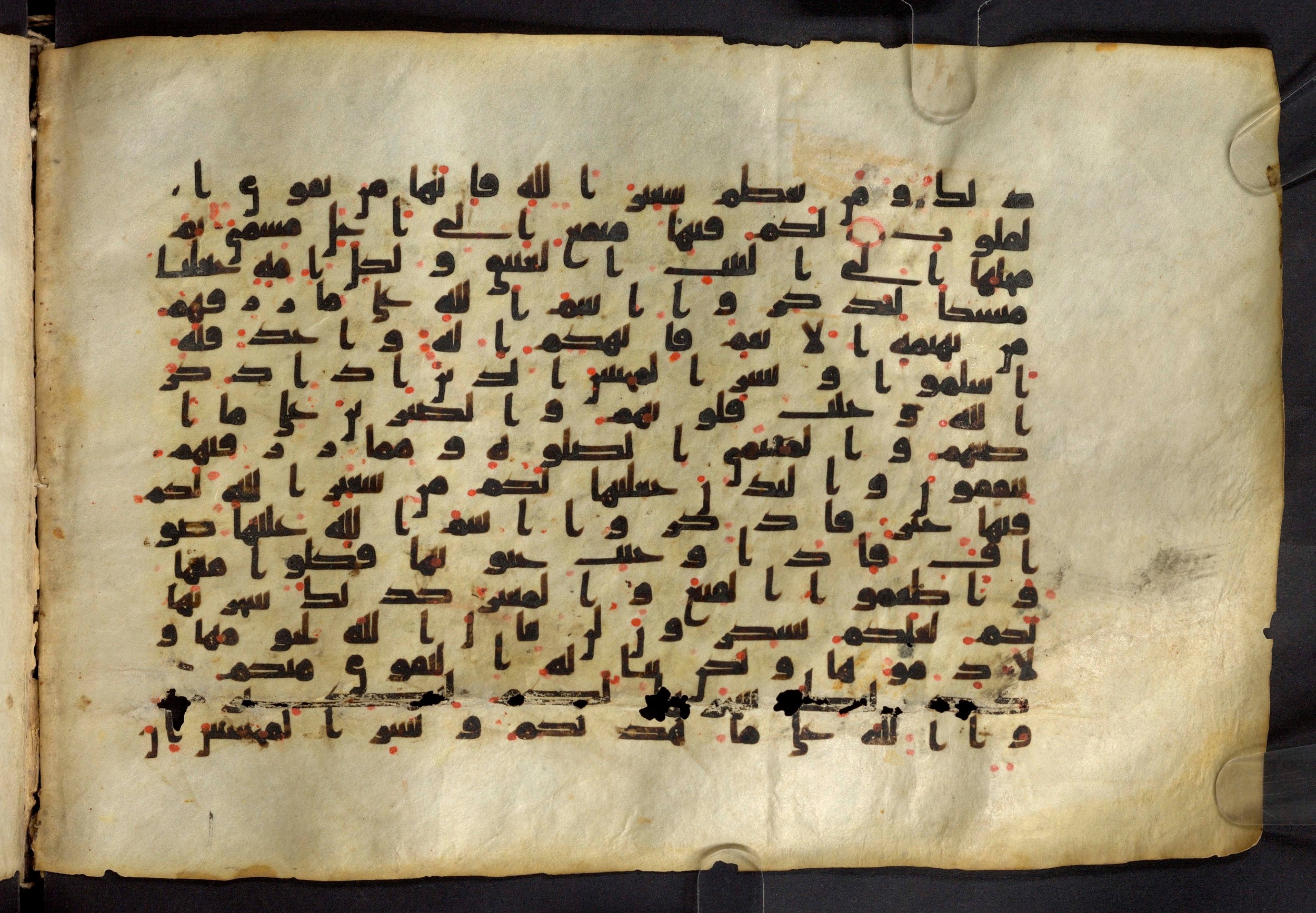 Moritz 1905, Tables 39-40, in Kūfī A.I script, showing Surah 22:33 from 8th Century AD found in Bahnasa (Oxyrynchos), Egypt, currently housed at Egyptian National Library and Archives, Cairo