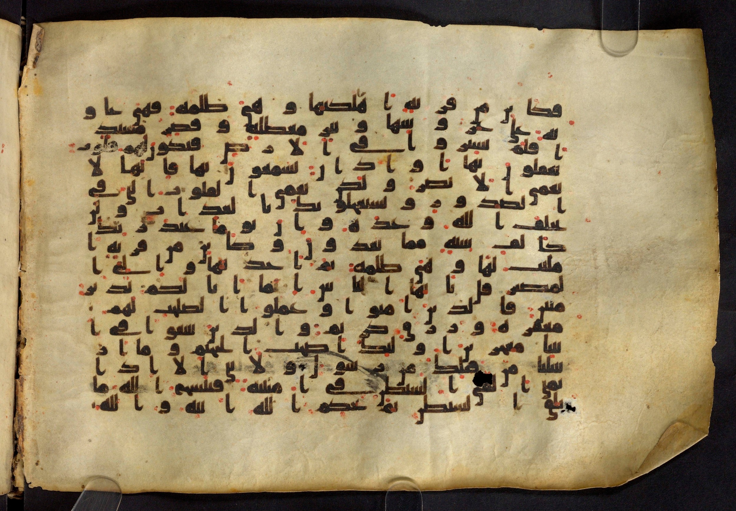 Moritz 1905, Tables 39-40, in Kūfī A.I script, showing Surah 22:49 from 8th Century AD found in Bahnasa (Oxyrynchos), Egypt, currently housed at Egyptian National Library and Archives, Cairo