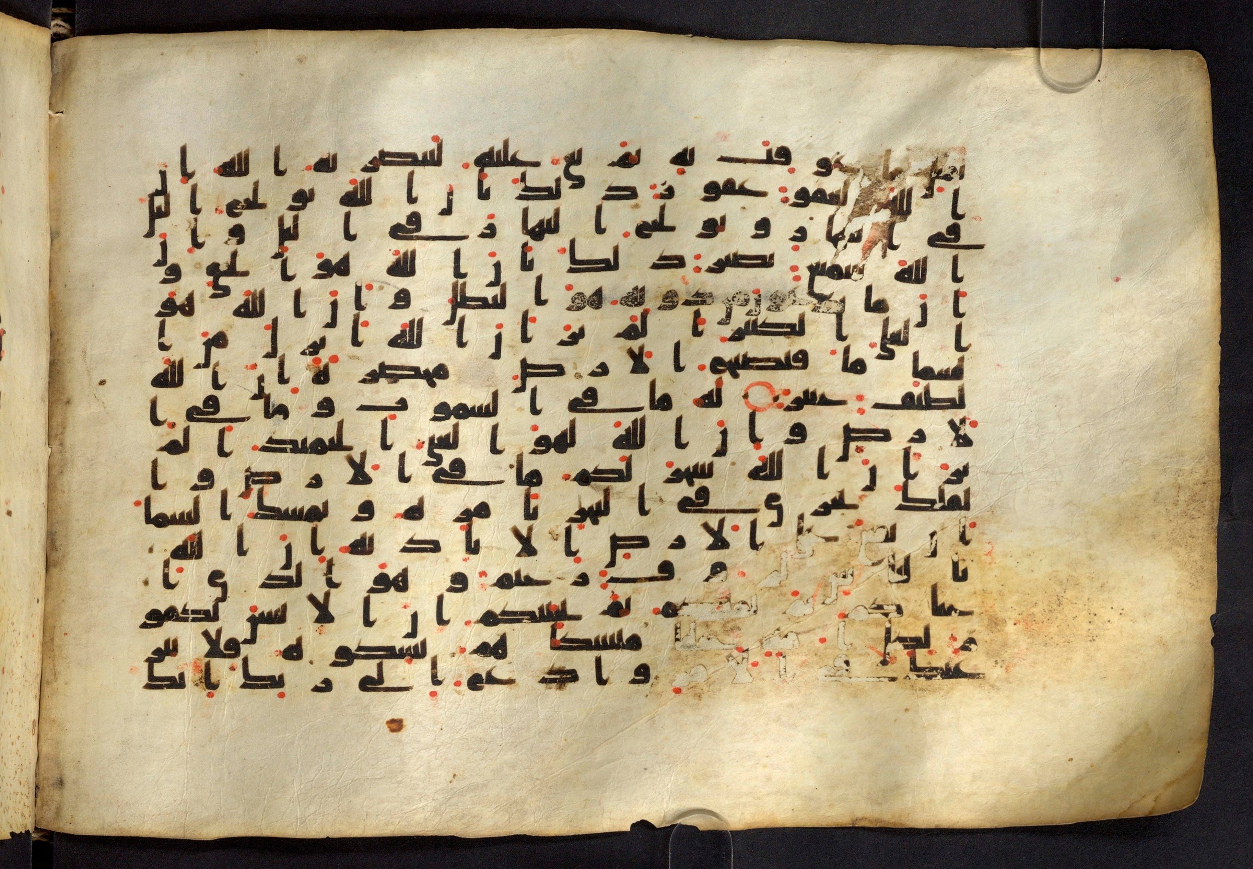 Moritz 1905, Tables 39-40, in Kūfī A.I script, showing Surah 22:65 from 8th Century AD found in Bahnasa (Oxyrynchos), Egypt, currently housed at Egyptian National Library and Archives, Cairo