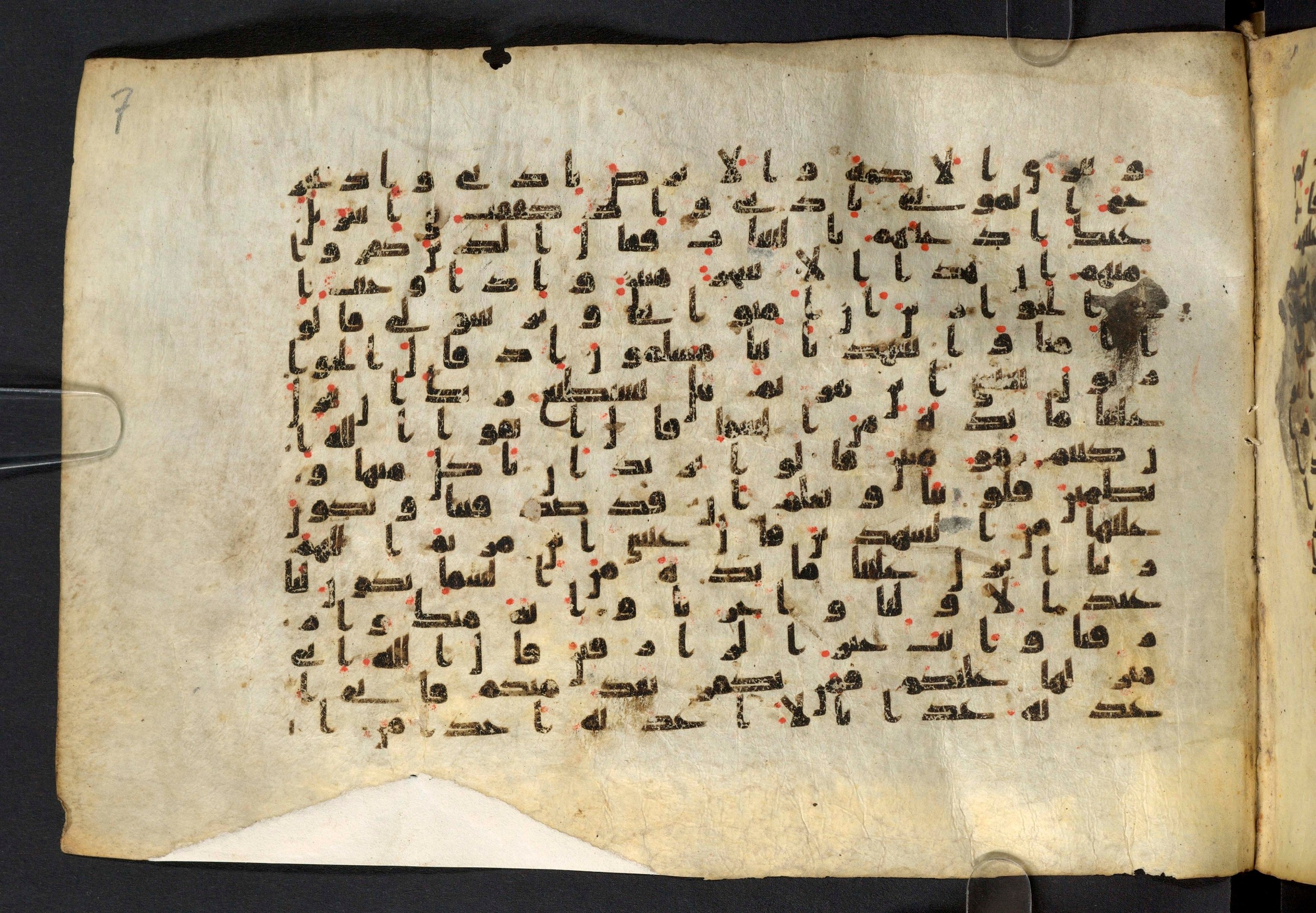 Moritz 1905, Tables 39-40, in Kūfī A.I script, showing Surah 5:113 from 8th Century AD found in Bahnasa (Oxyrynchos), Egypt, currently housed at Egyptian National Library and Archives, Cairo