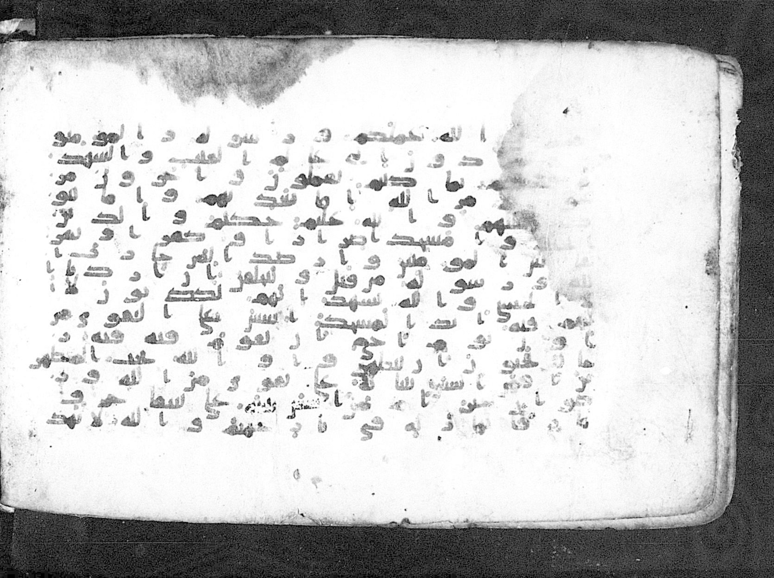 Moritz 1905, Tables 39-40, in Kūfī A.I script, showing Surah 9:108 from 8th Century AD found in Bahnasa (Oxyrynchos), Egypt, currently housed at Egyptian National Library and Archives, Cairo