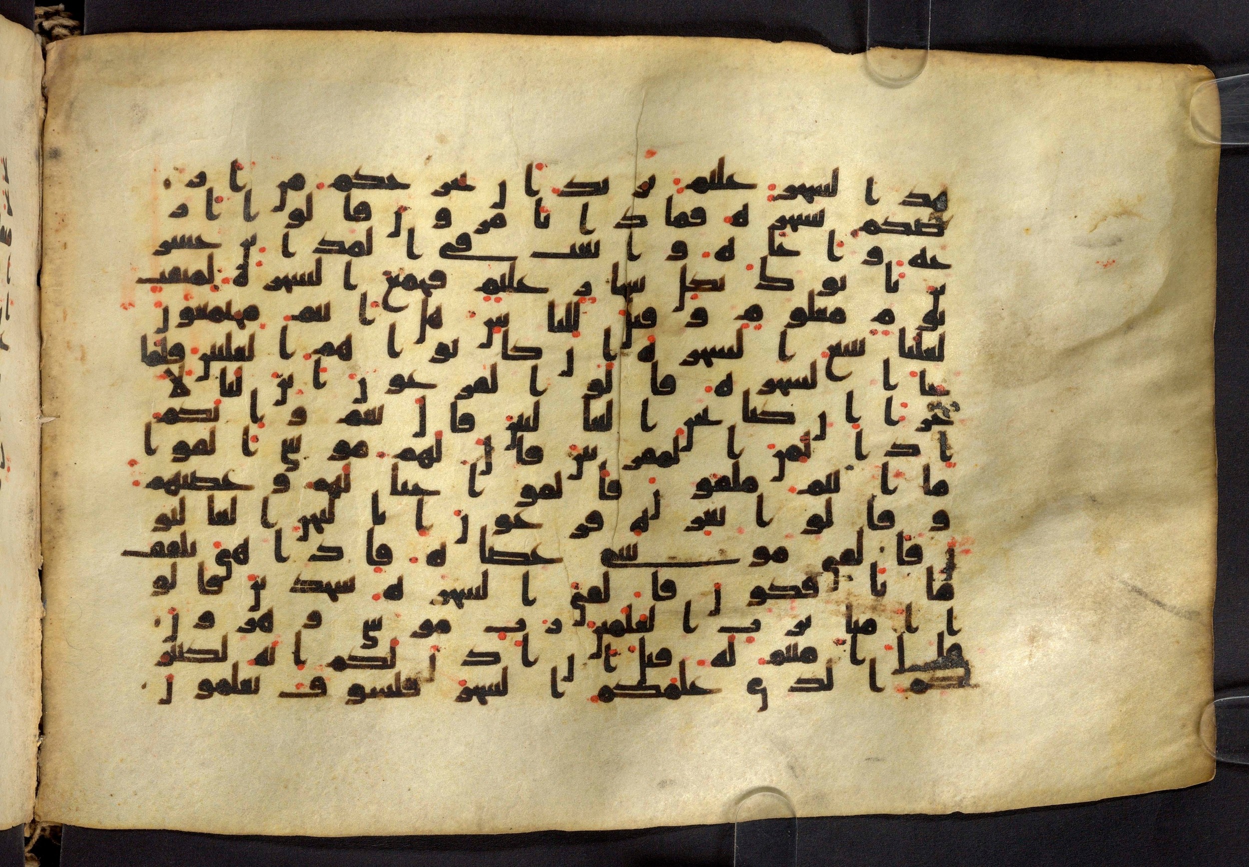 Moritz 1905, Tables 39-40, in Kūfī A.I script, showing Surah 26:39 from 8th Century AD found in Bahnasa (Oxyrynchos), Egypt, currently housed at Egyptian National Library and Archives, Cairo