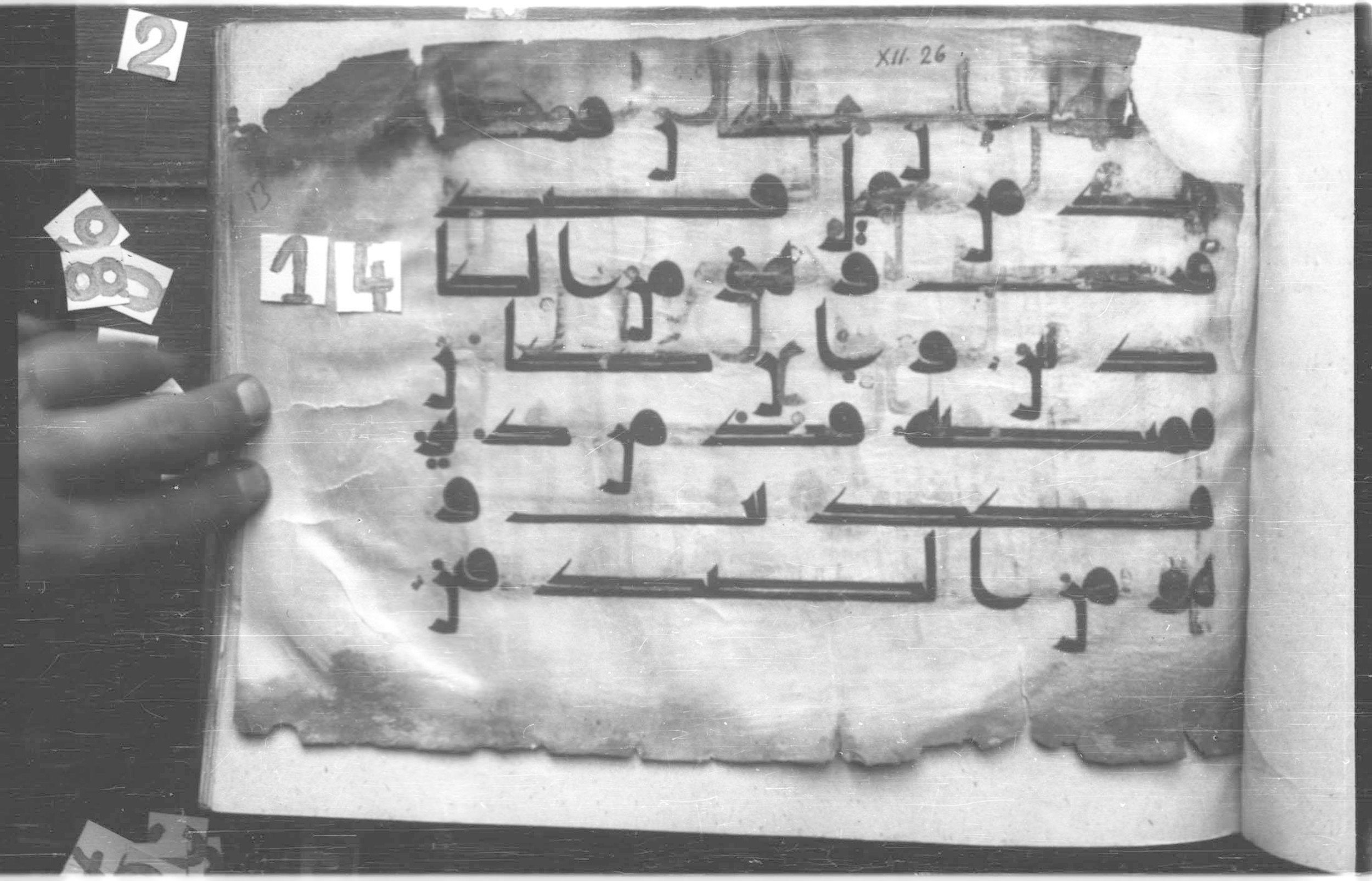 Paris, Bibliothèque nationale de France, Arabe 325 (b) (Scan 3), in Kufic D.I script, showing Surah 12:26 from 8th to 9th Century AD found in Fustat (Old Cairo), Egypt, currently housed at Bibliothèque nationale de France, Paris