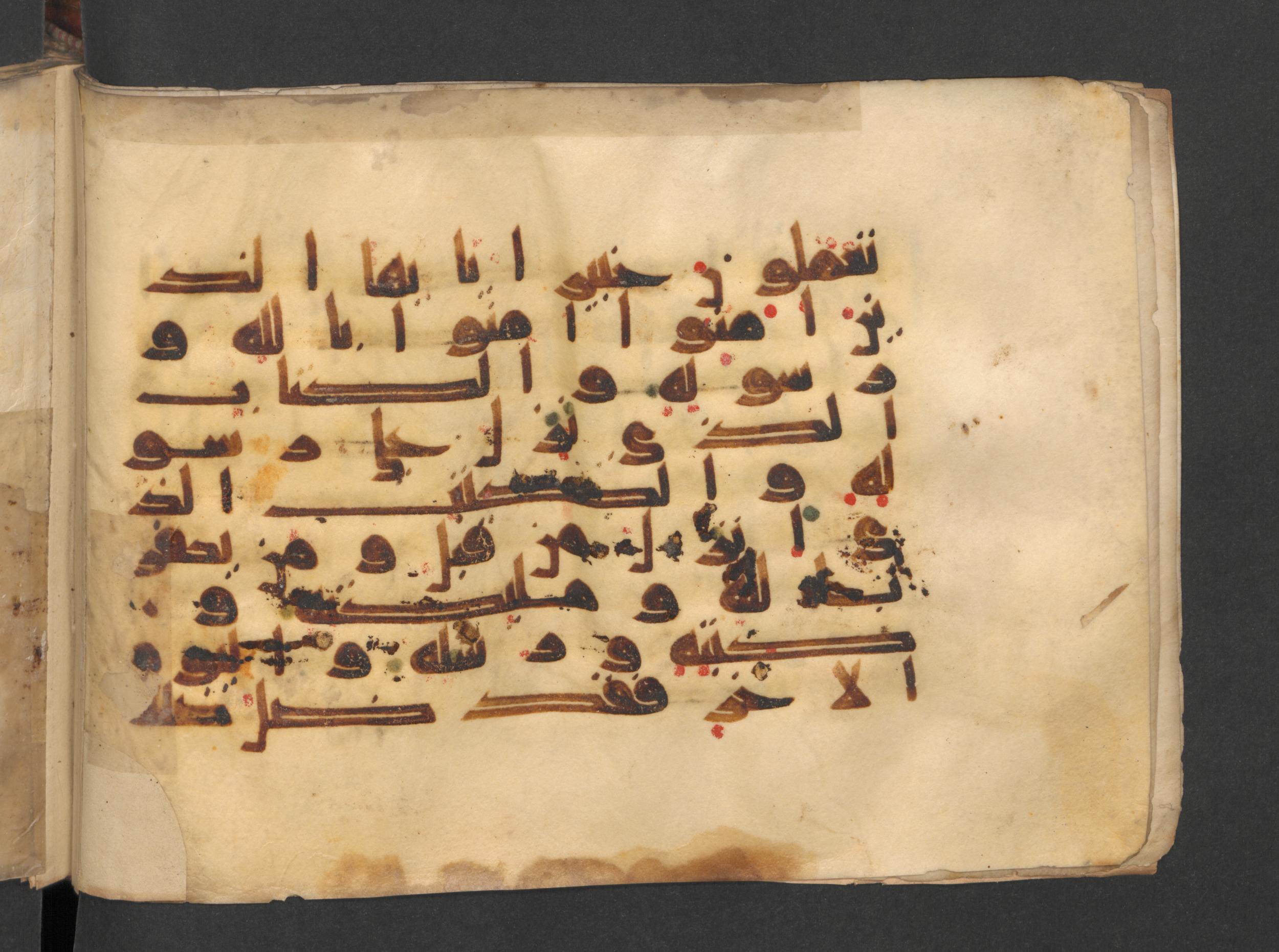 Berlin, Staatsbibliothek zu Berlin, Wetzstein II 1915 (Ahlwardt 313) (Scan 1), in kūfī D script, showing Surah 4:136 from Mid 8th to Late 9th Century AD found in Damascus, Syria, currently housed at Staatsbibliothek zu Berlin, Berlin, Germany