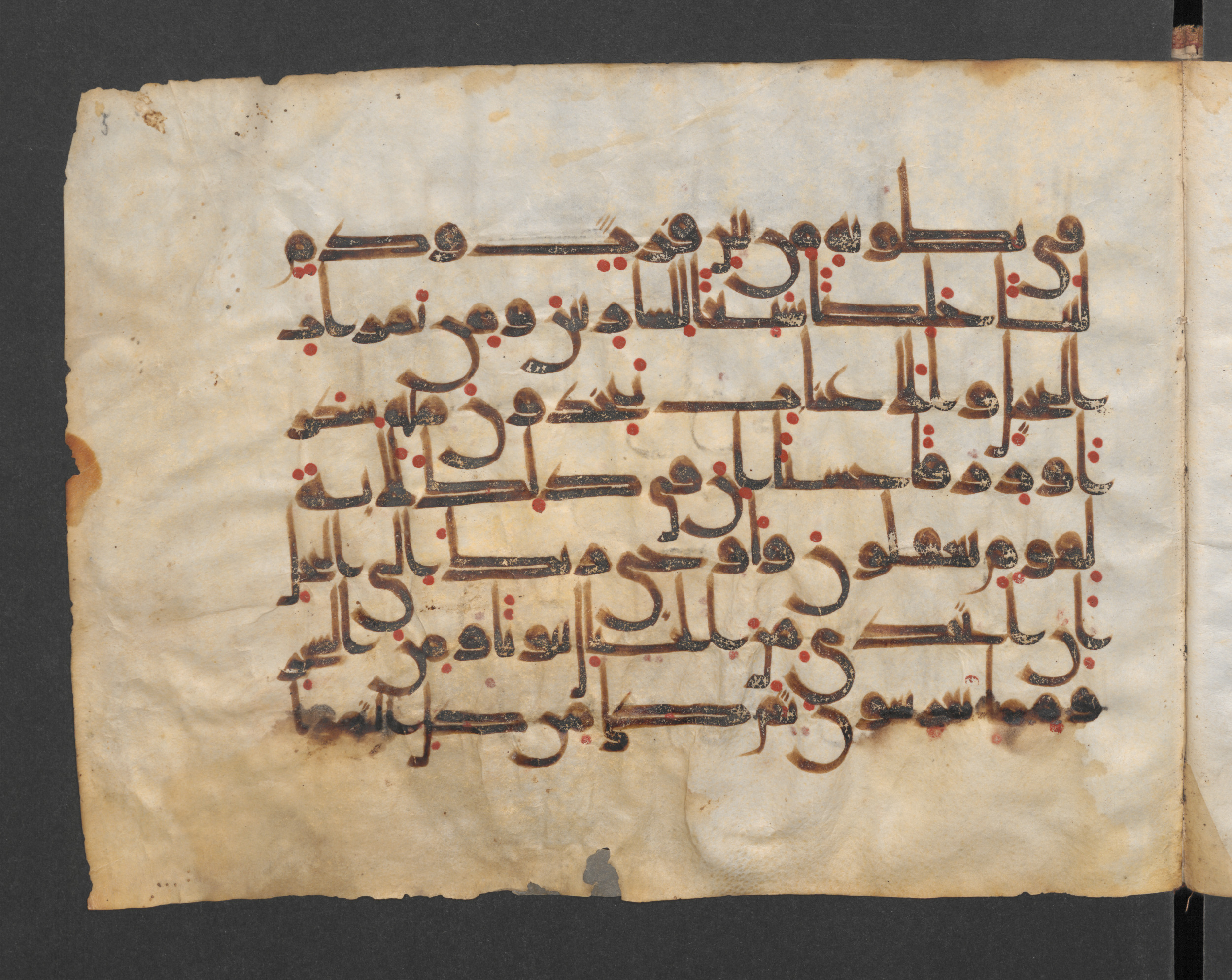 Berlin, Staatsbibliothek, Wetzstein II 1918 (Scan 1), in kūfī D, kūfī F.I script, showing Surah 16:69 from Mid 8th to Late 9th Century AD found in Damascus, Syria, currently housed at Staatsbibliothek zu Berlin, Berlin, Germany