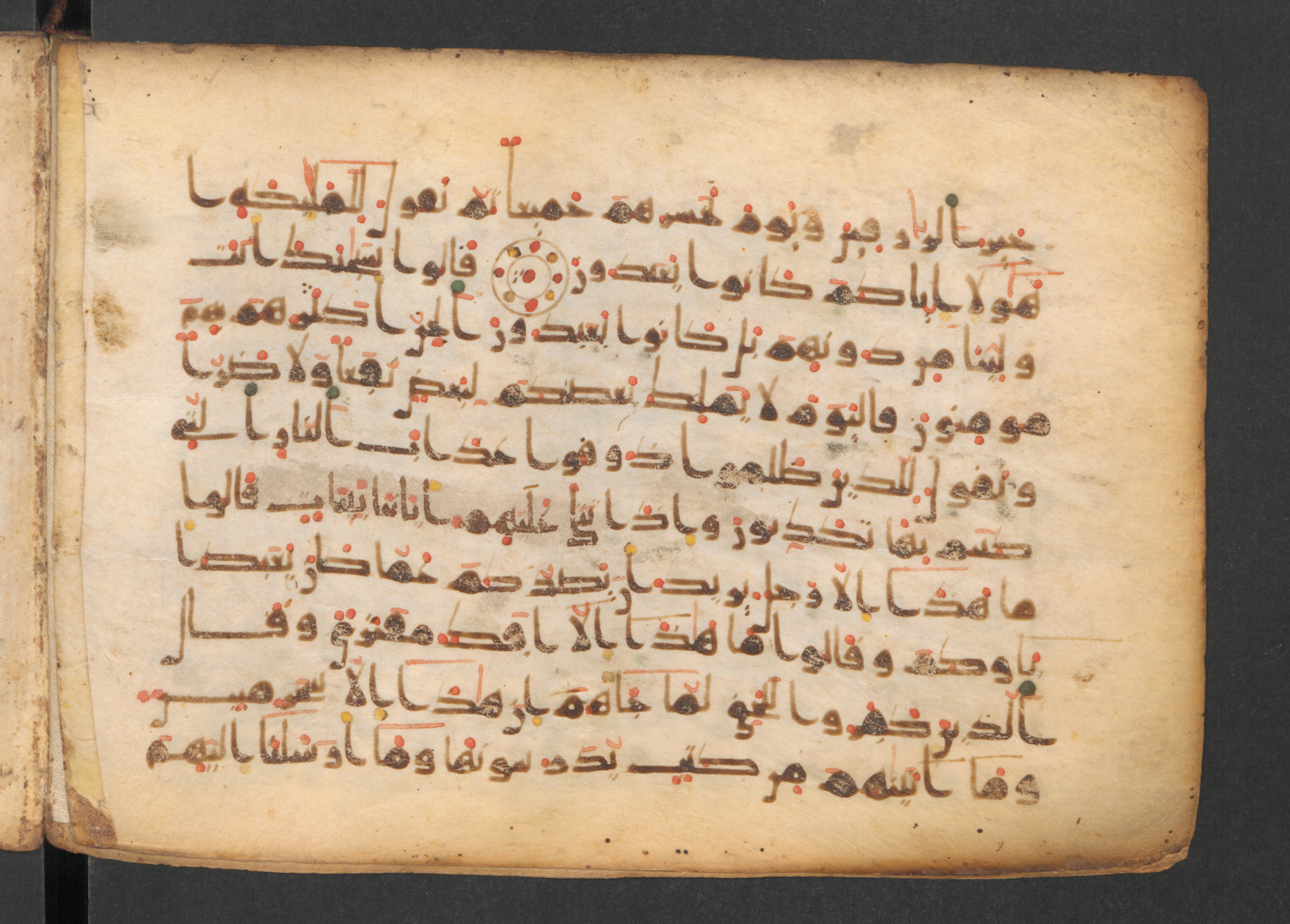 Codex Petermann I 38 (Scan 1), in kūfī D.Vb script, showing Surah 34:44 from Mid-8th to Late 10th Century AD found in Unknown, currently housed at Staatsbibliothek zu Berlin, Berlin