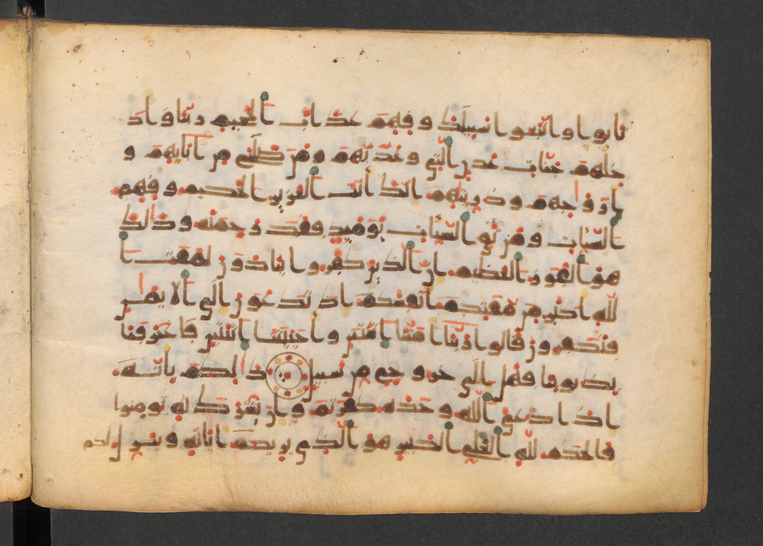 Codex Petermann I 38 (Scan 1), in kūfī D.Vb script, showing Surah 40:13 from Mid-8th to Late 10th Century AD found in Unknown, currently housed at Staatsbibliothek zu Berlin, Berlin