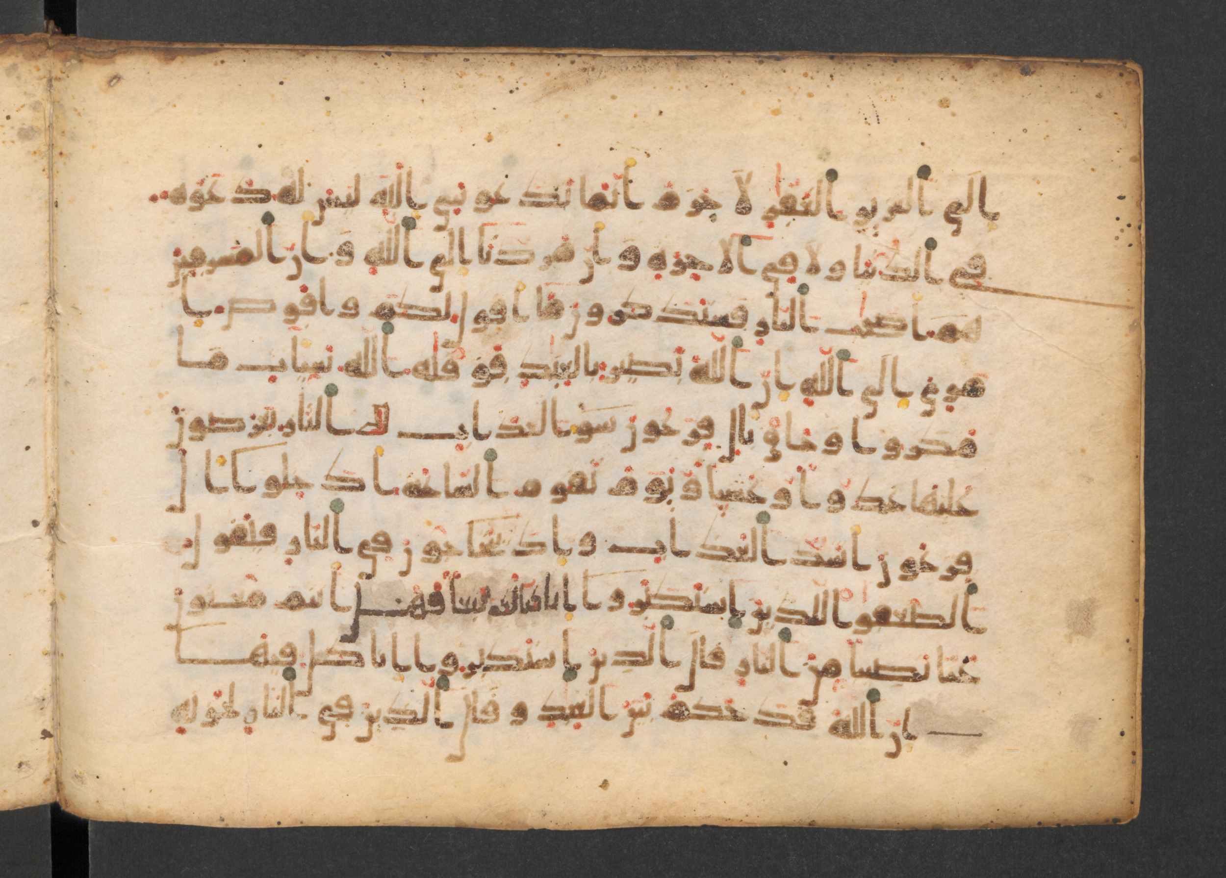 Codex Petermann I 38 (Scan 1), in kūfī D.Vb script, showing Surah 40:49 from Mid-8th to Late 10th Century AD found in Unknown, currently housed at Staatsbibliothek zu Berlin, Berlin