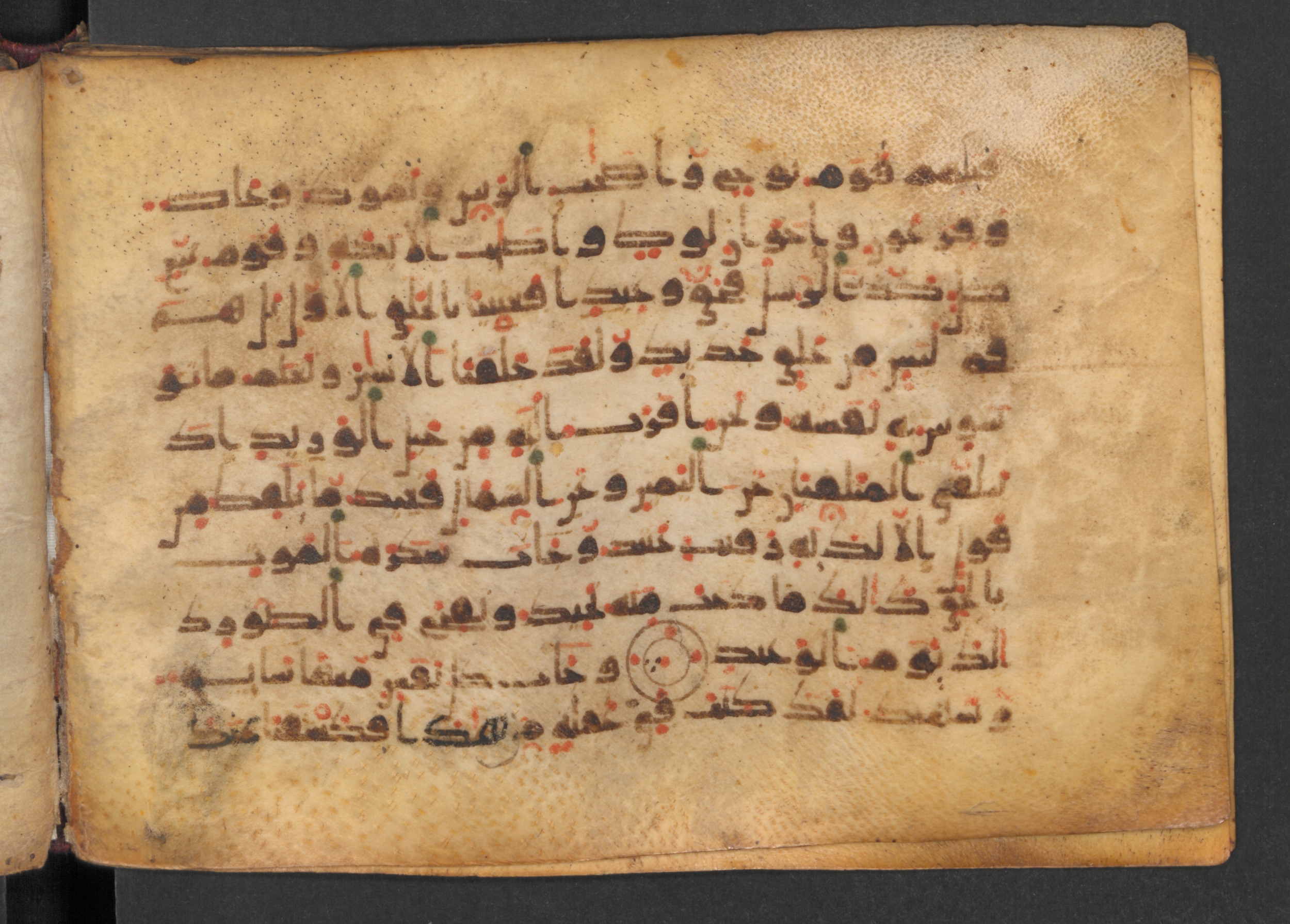 Codex Petermann I 38, in kūfī D.Vb script, showing Surah 50:21 from Mid-8th to Late 10th Century AD found in Unknown, currently housed at Staatsbibliothek zu Berlin, Berlin